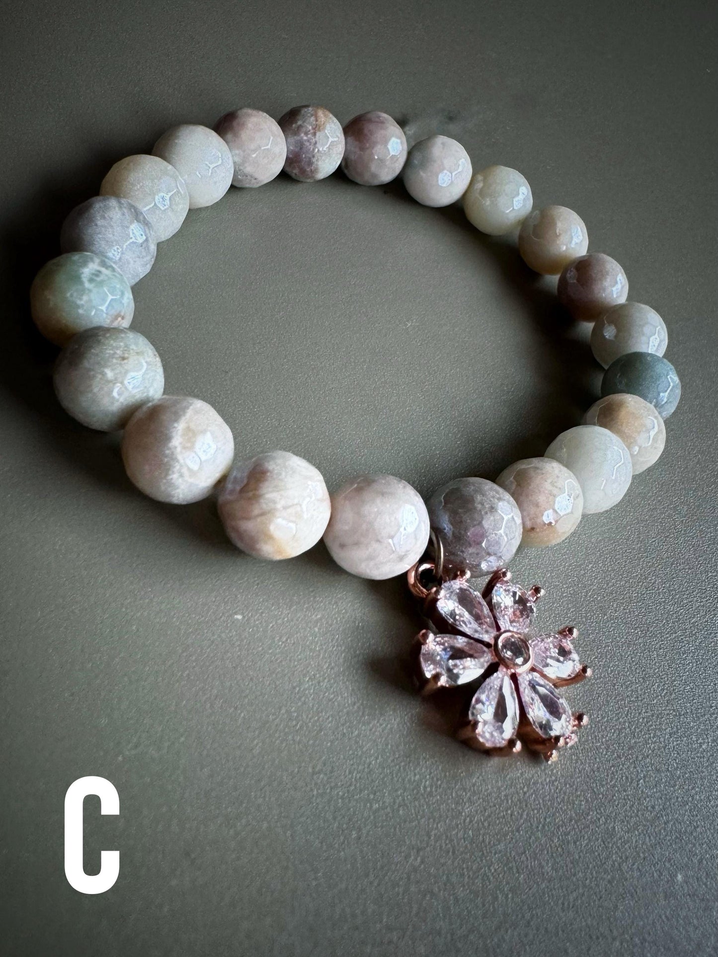 Bracciale elastico con pietre nei colori delicati