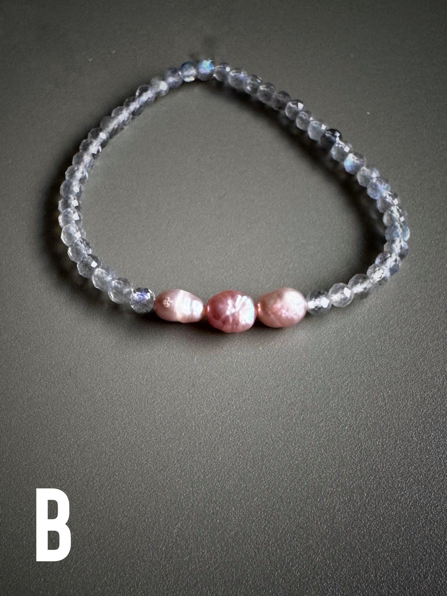 Bracciale elastico con pietre nei colori delicati