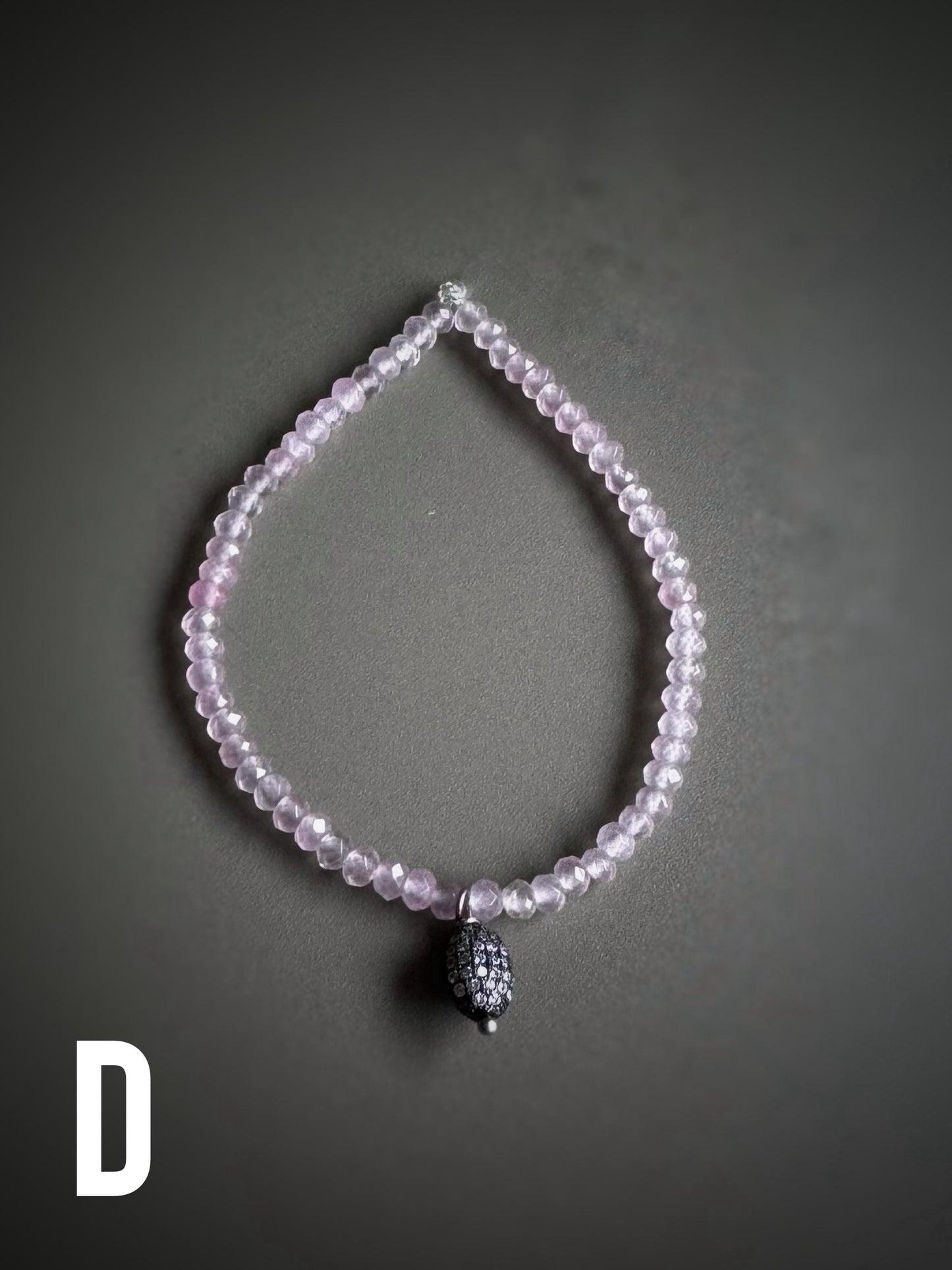 Bracciale elastico con pietre nei colori delicati
