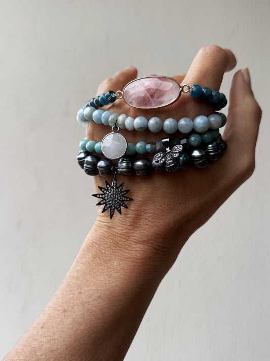 Bracciale elastico con pietre naturali nei toni del blu