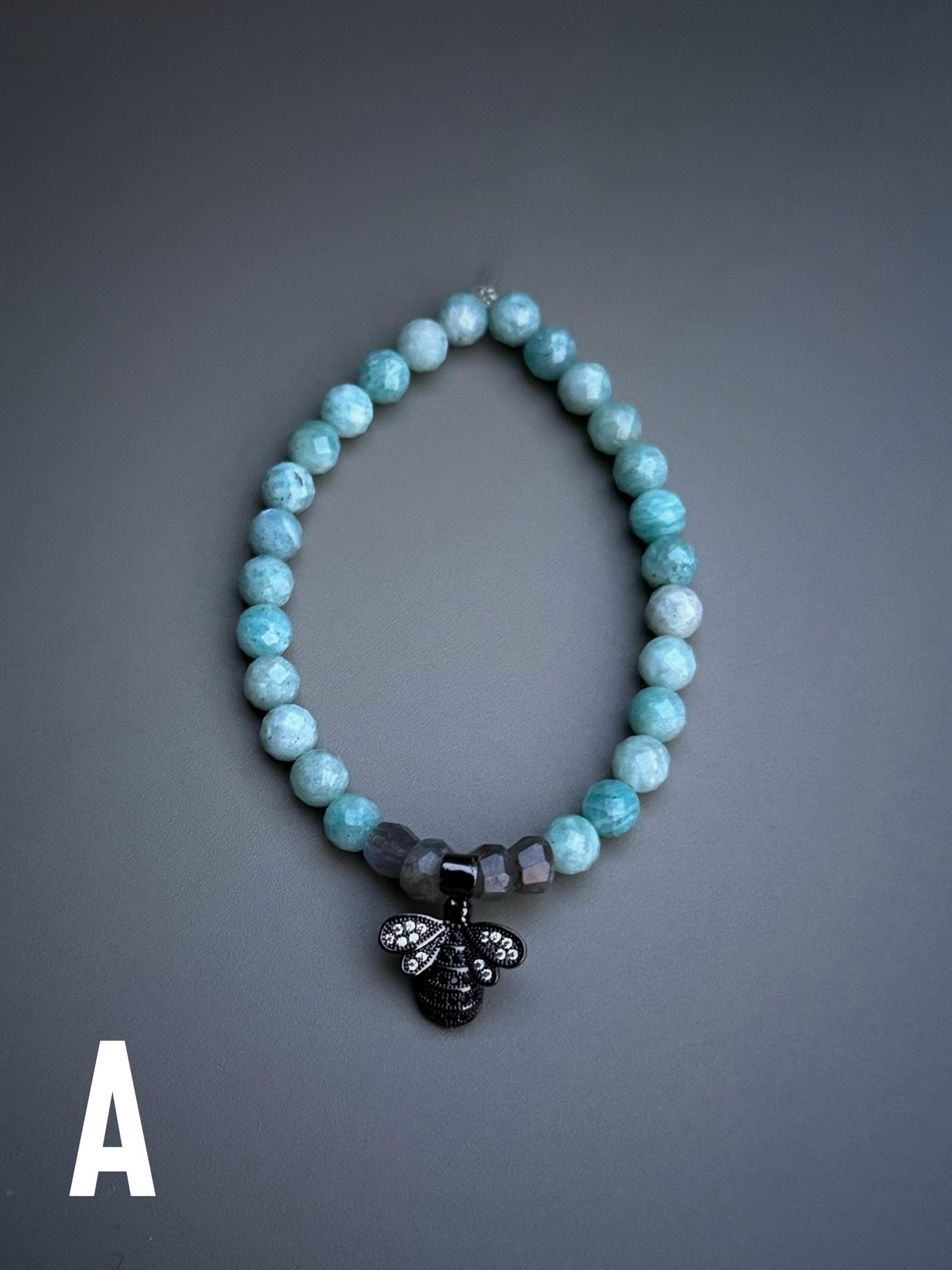 Bracciale elastico con pietre naturali nei toni del blu