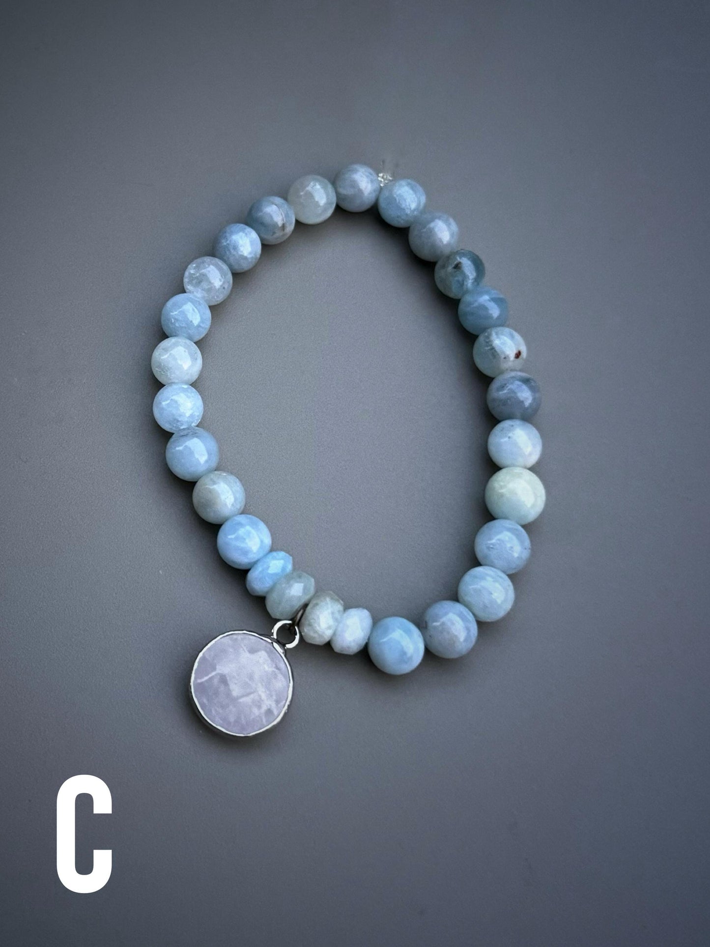 Bracciale elastico con pietre naturali nei toni del blu
