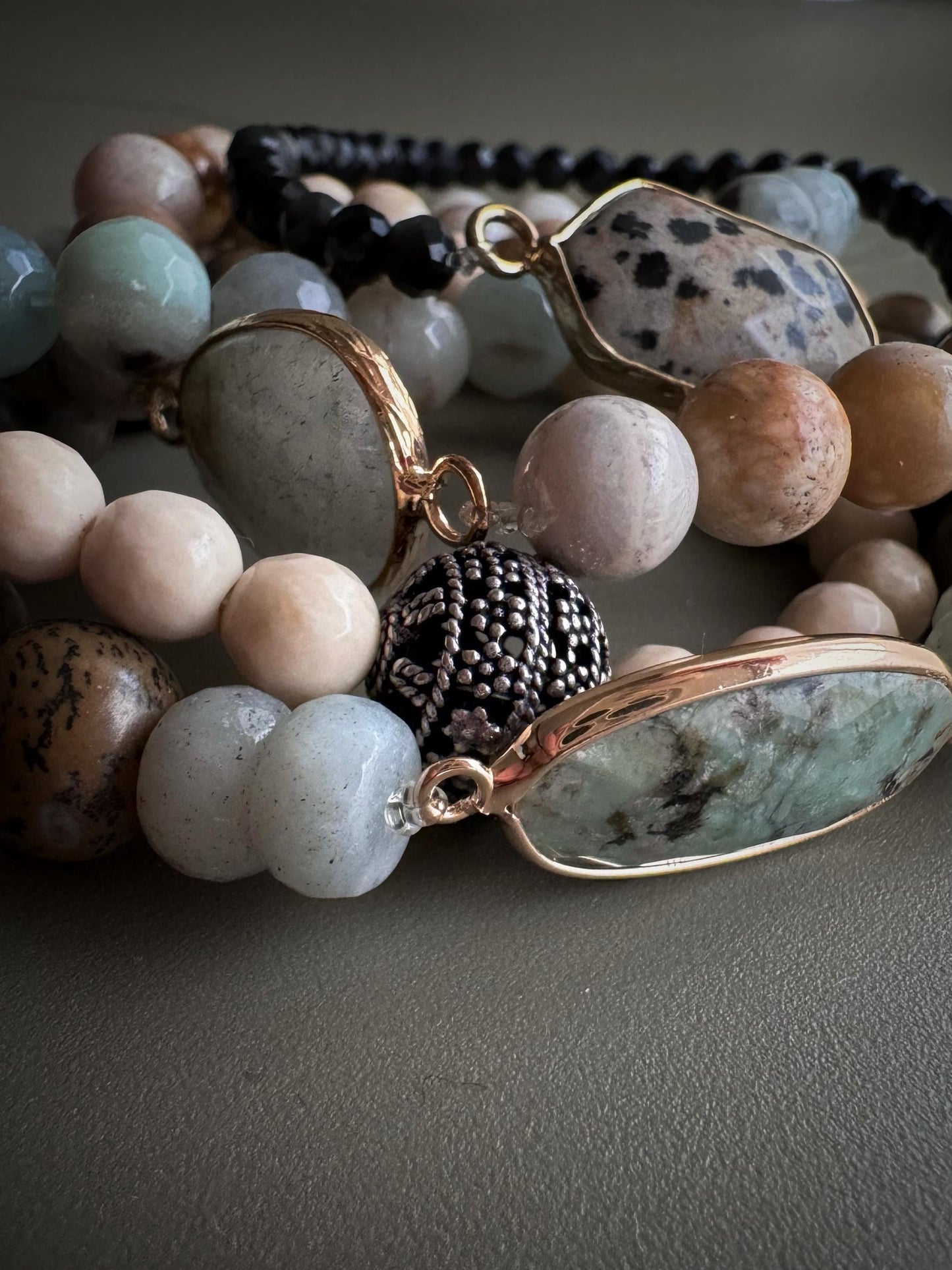 Bracciale elastico con pietre naturali nei colori della terra