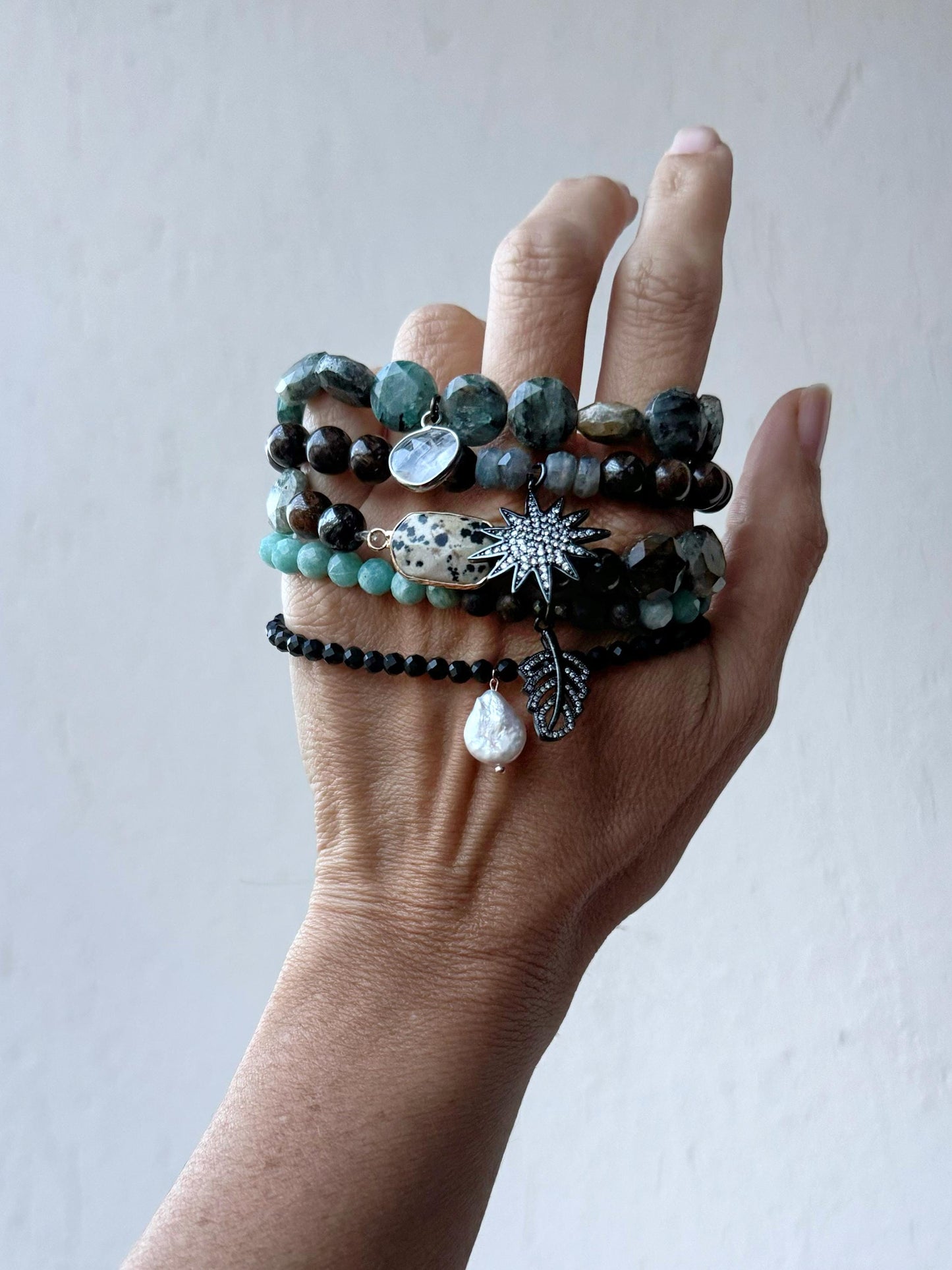 Elastic bracelet with precious stones.