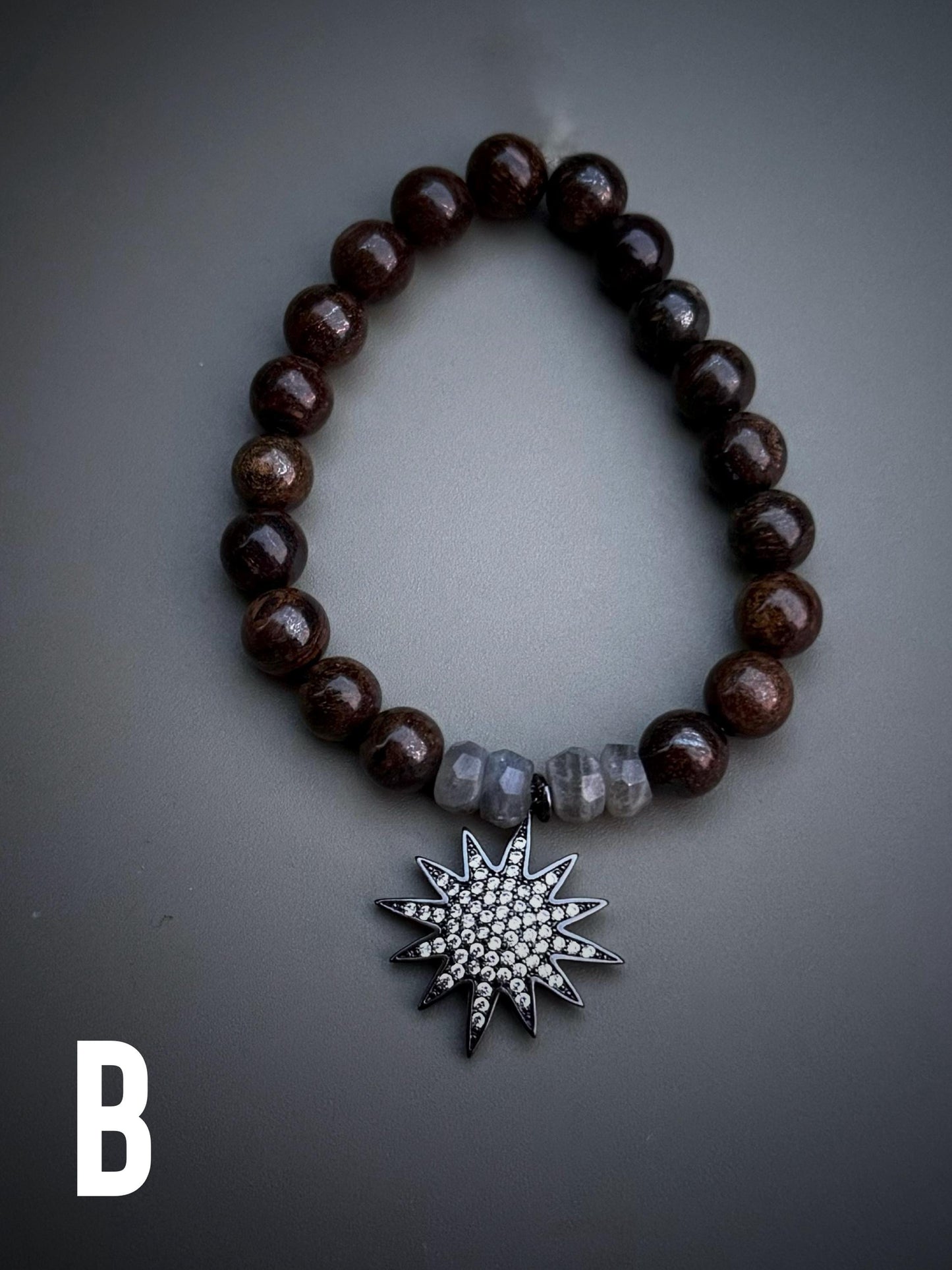 Elastic bracelet with precious stones.