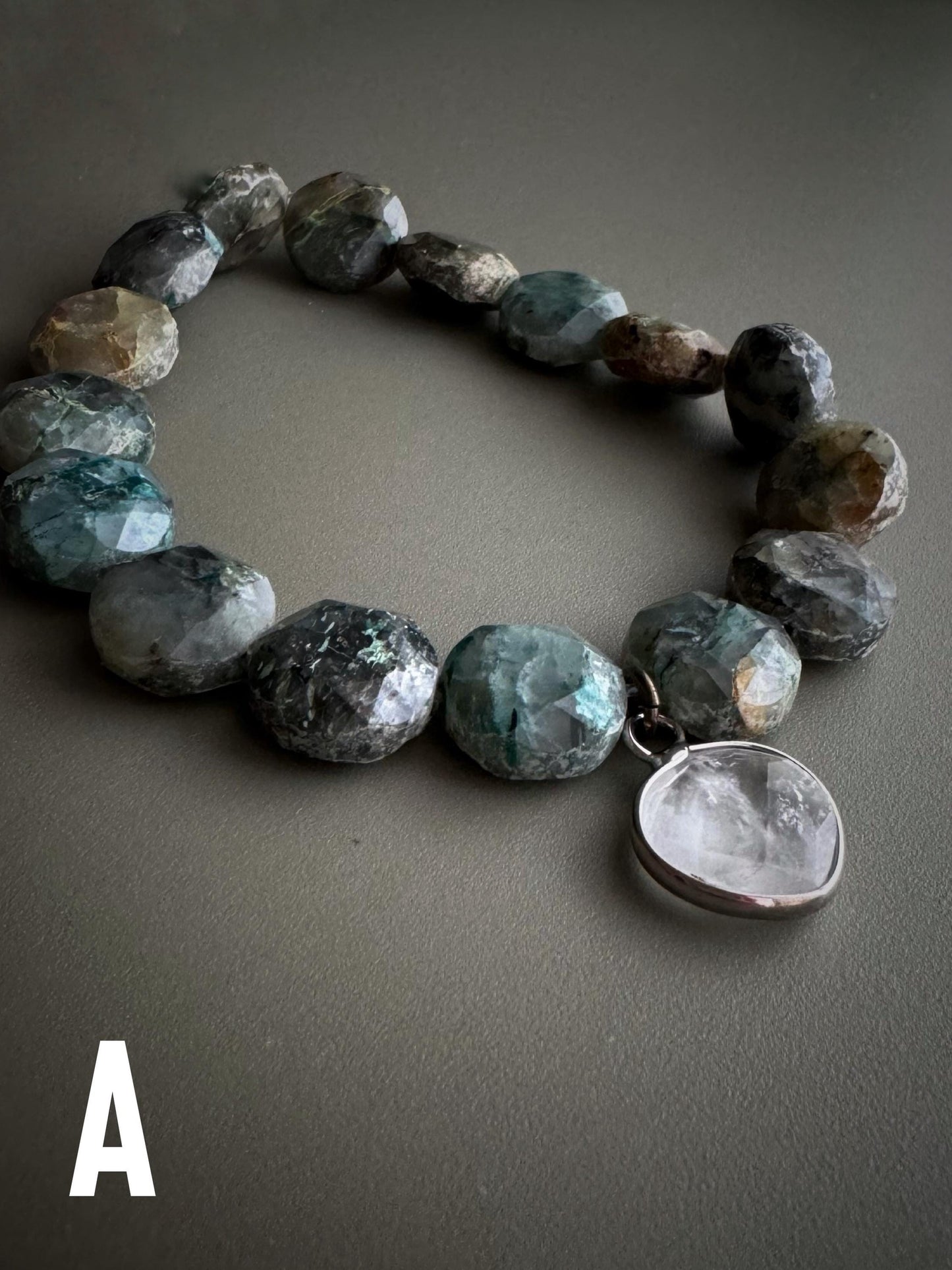 Elastic bracelet with precious stones.