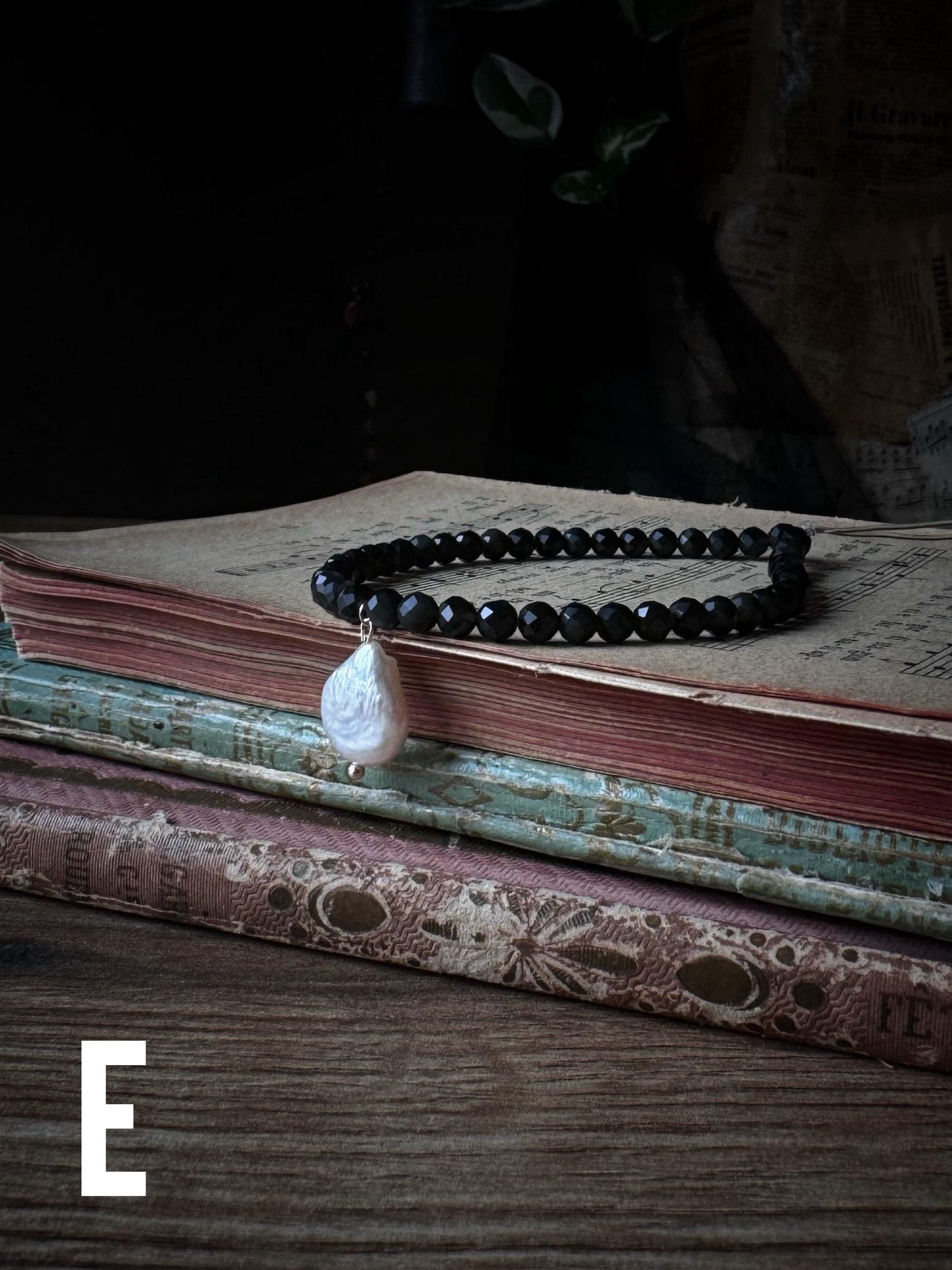 Elastic bracelet with precious stones.