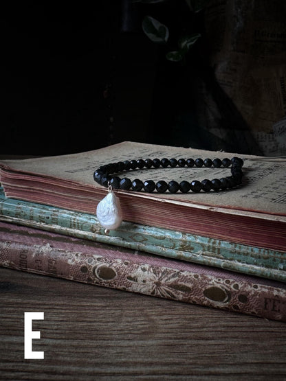 Elastic bracelet with precious stones.