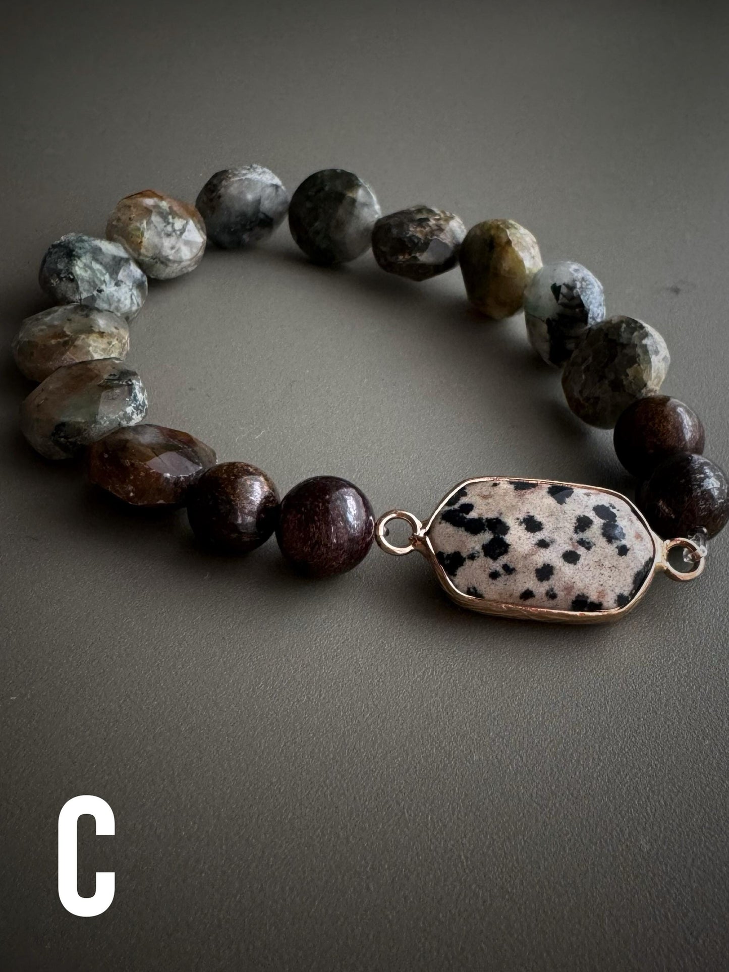 Elastic bracelet with precious stones.