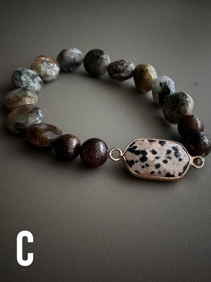 Elastic bracelet with precious stones.