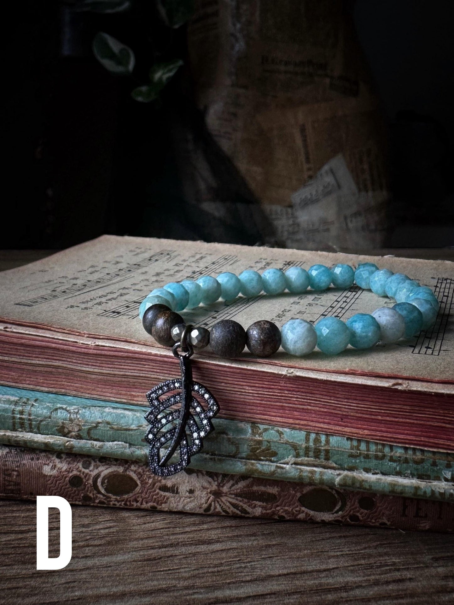 Elastic bracelet with precious stones.