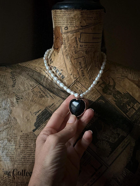 Collana girocollo con perle e cuore nero di ossidiana