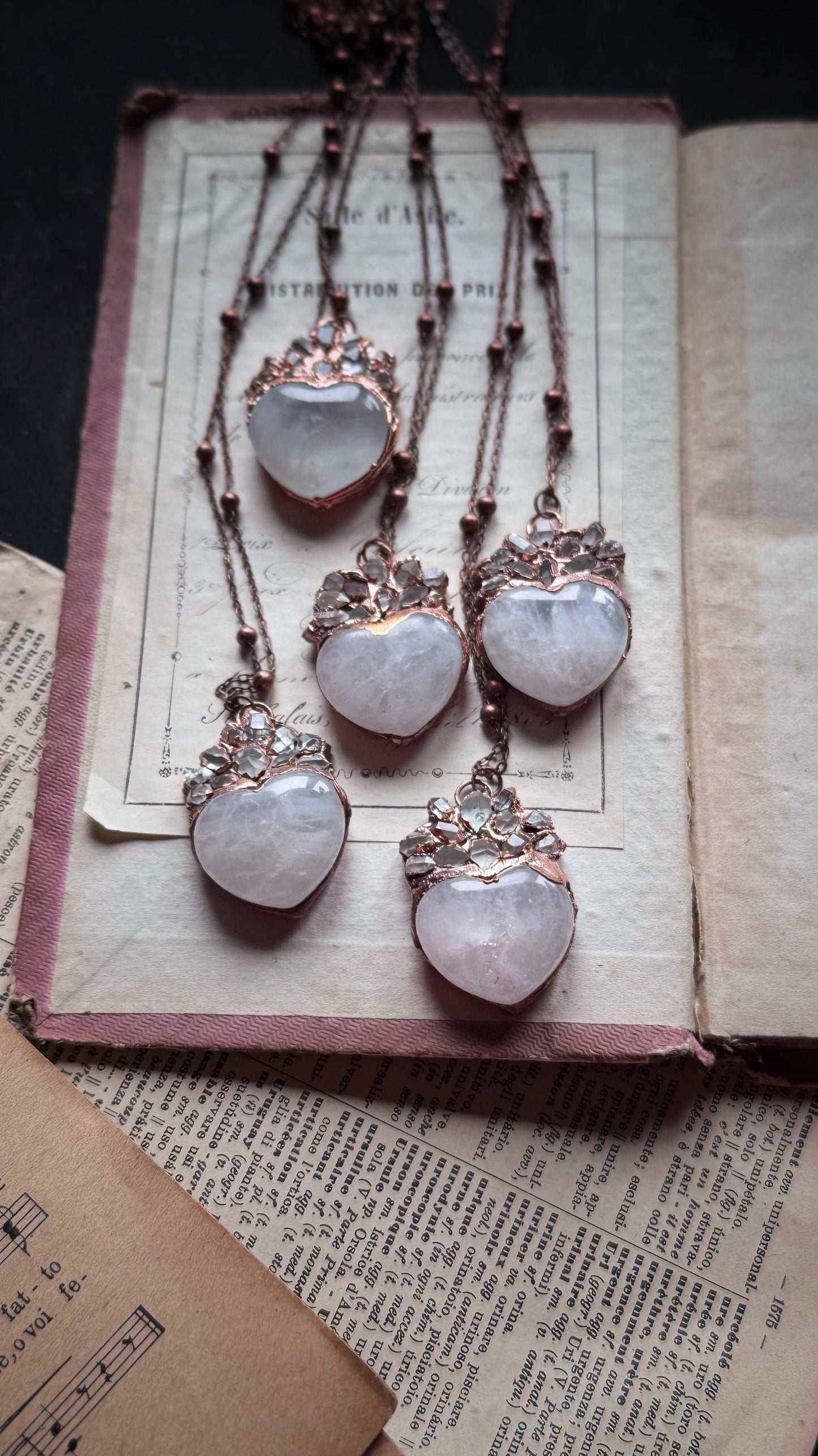 Collana Ex voto con cuore in quarzo e diamanti di Herkimer