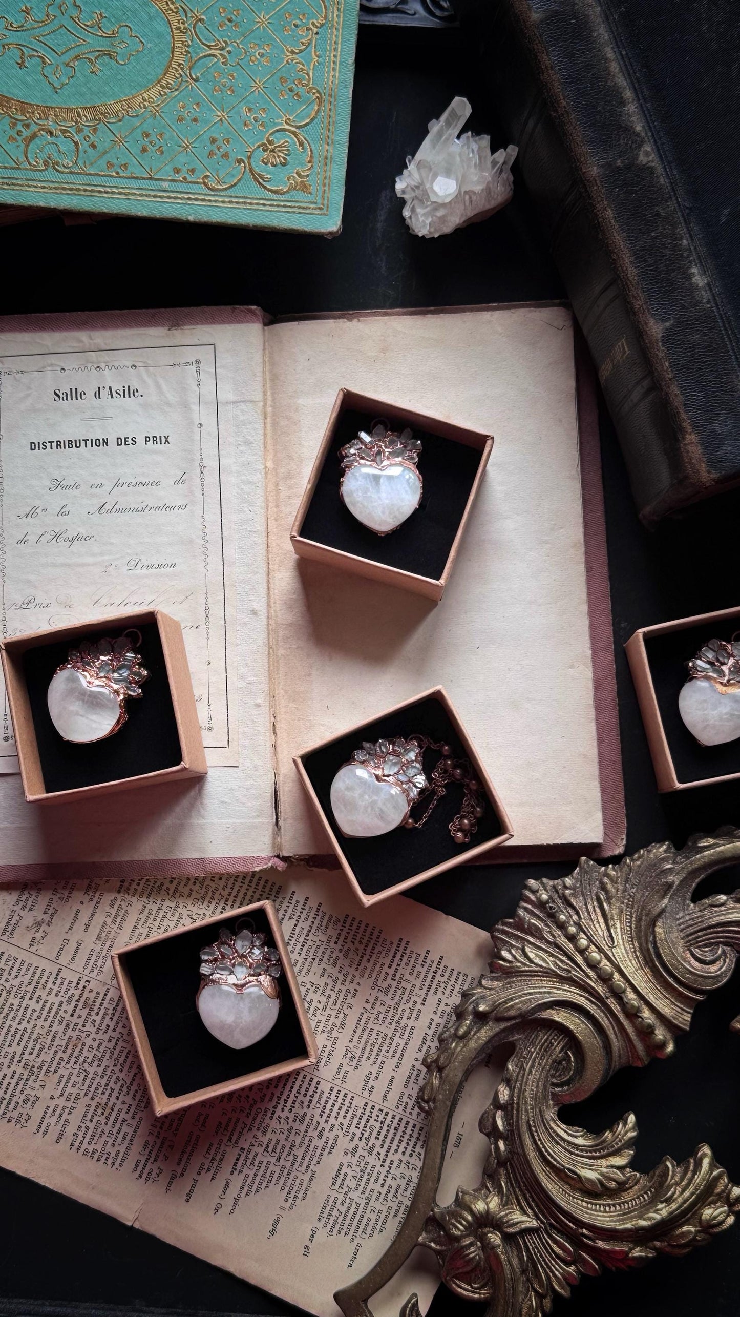 Collana Ex voto con cuore in quarzo e diamanti di Herkimer