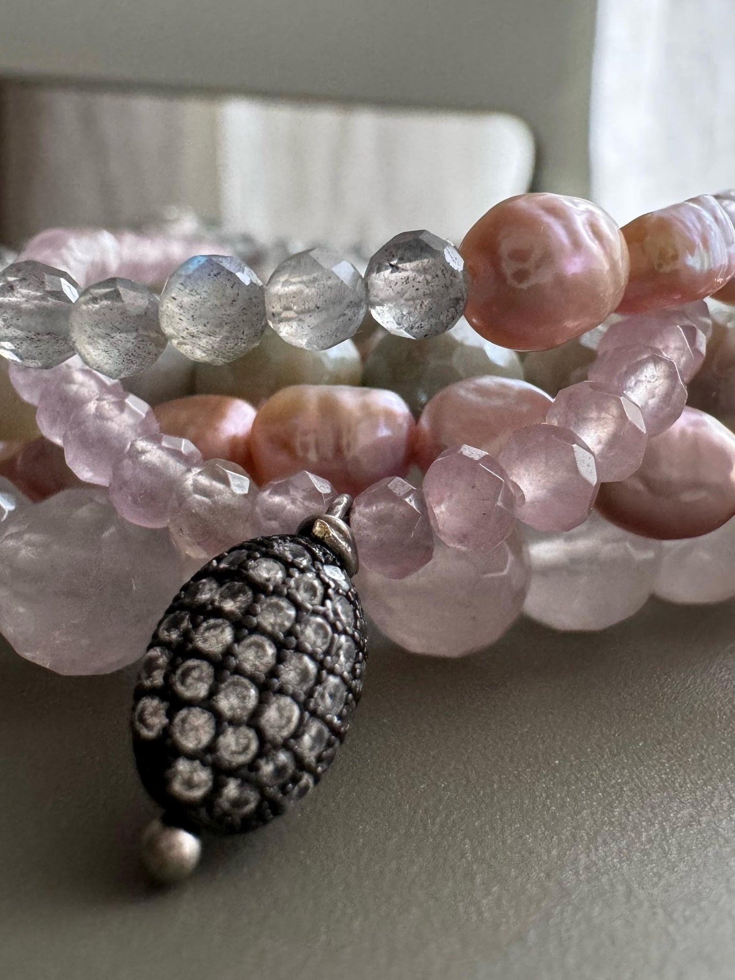 Bracciale elastico con pietre nei colori delicati