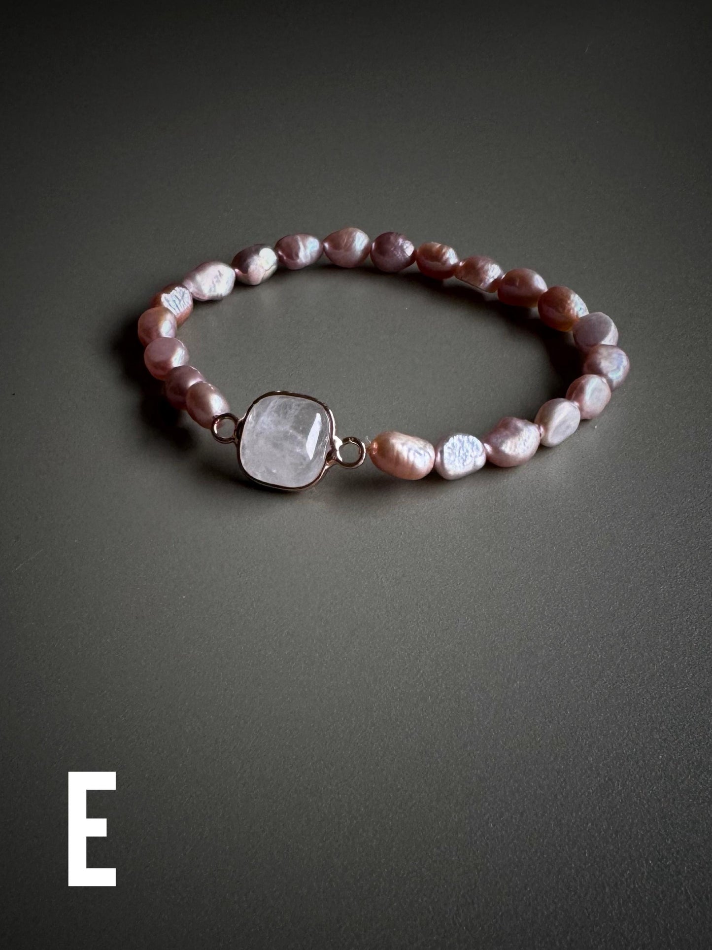 Bracciale elastico con pietre nei colori delicati