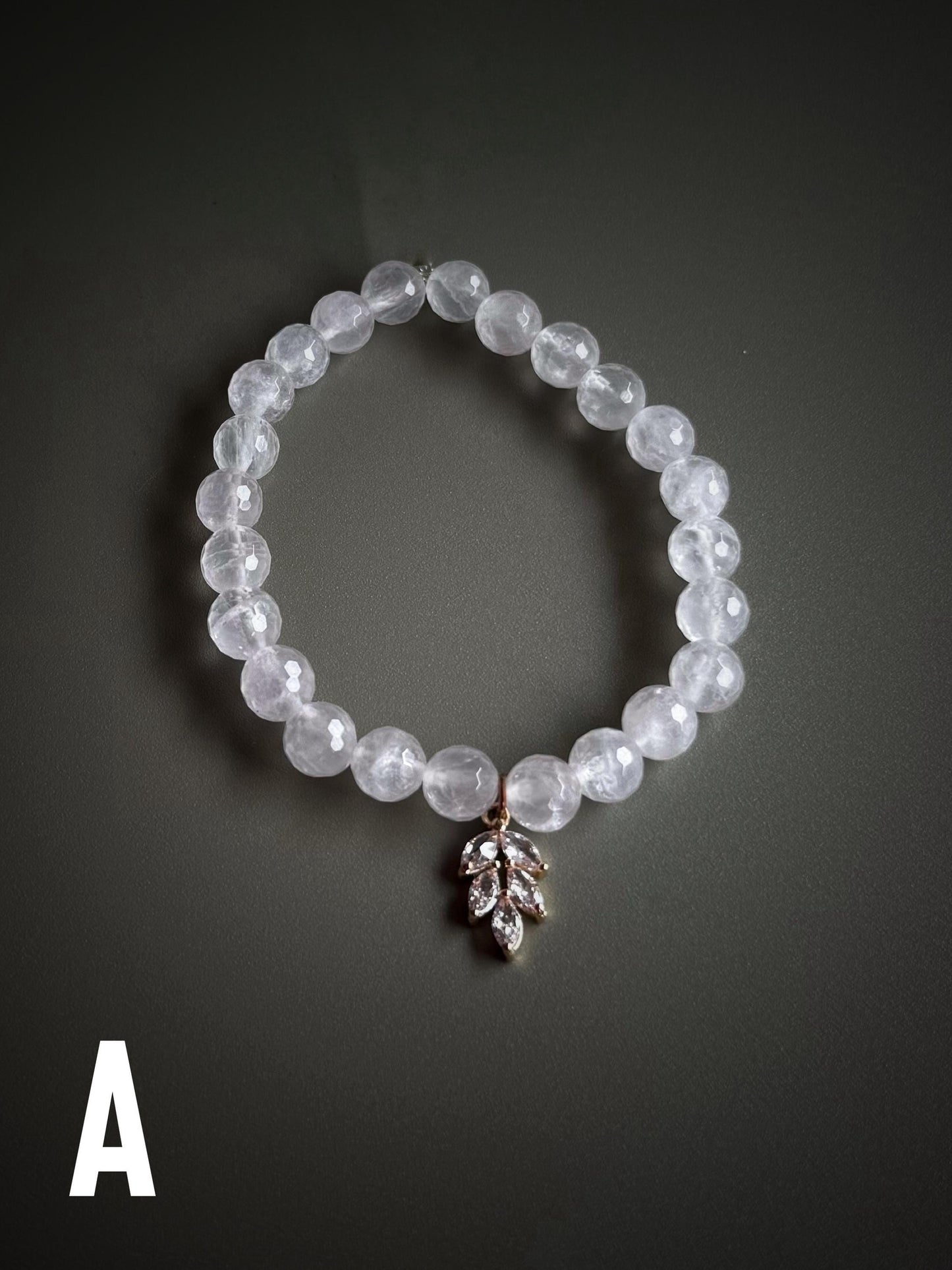 Bracciale elastico con pietre nei colori delicati