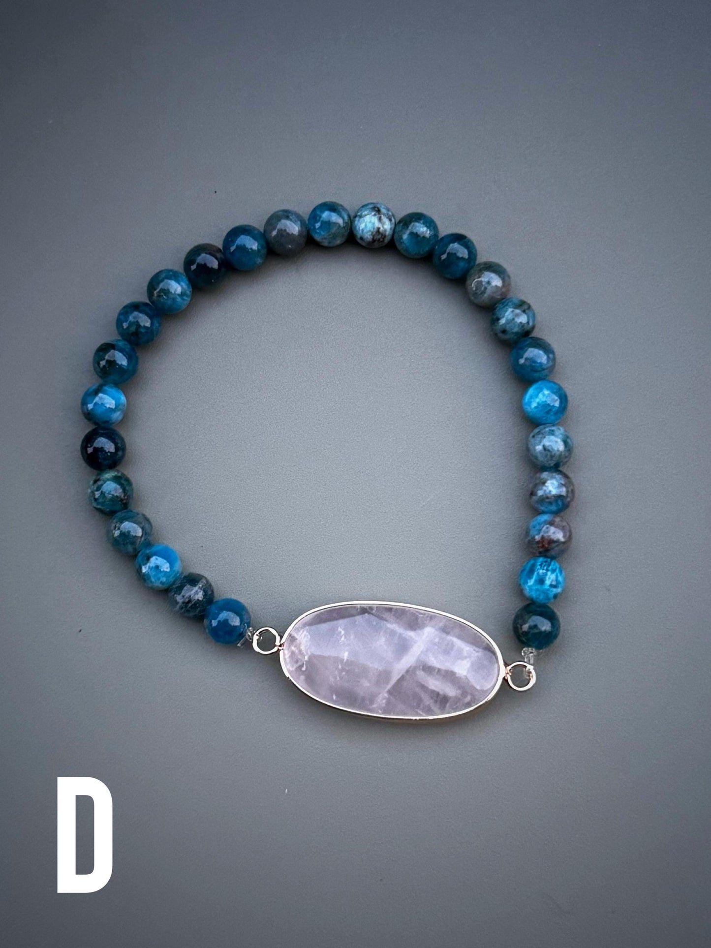 Bracciale elastico con pietre naturali nei toni del blu