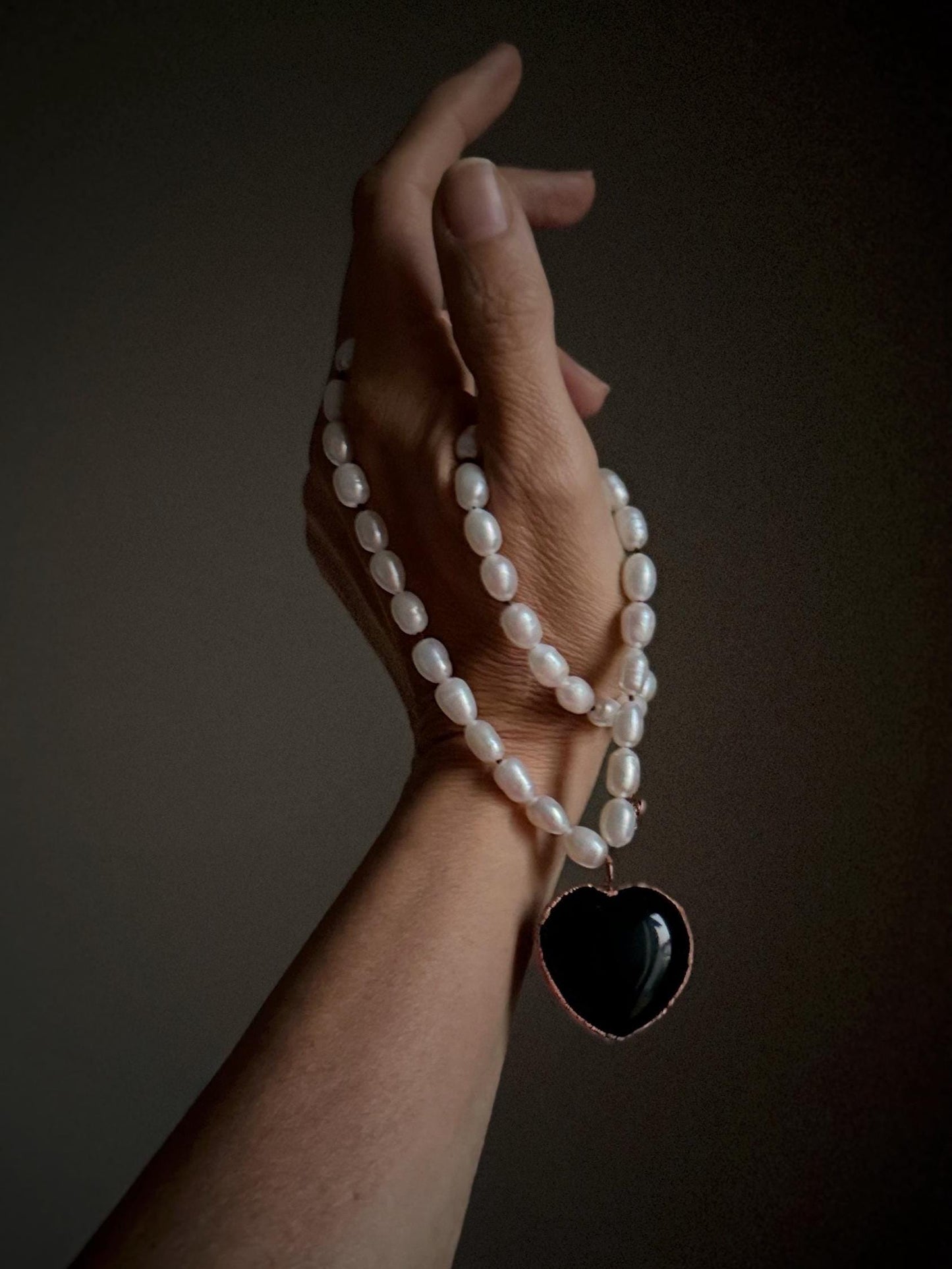 Collana girocollo con perle e cuore nero di ossidiana
