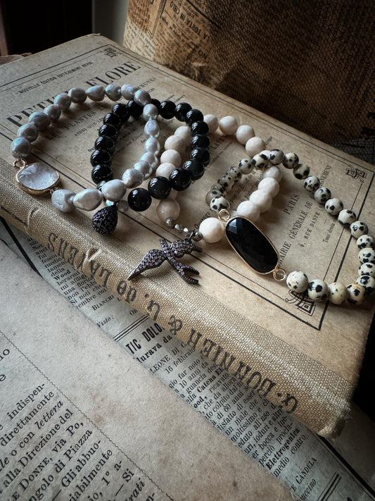 Bracciale elastico con perle e pietre naturali e ciondoli