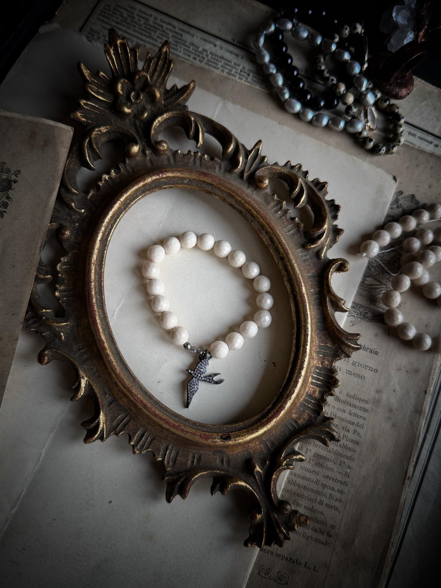 Bracciale elastico con perle e pietre naturali e ciondoli