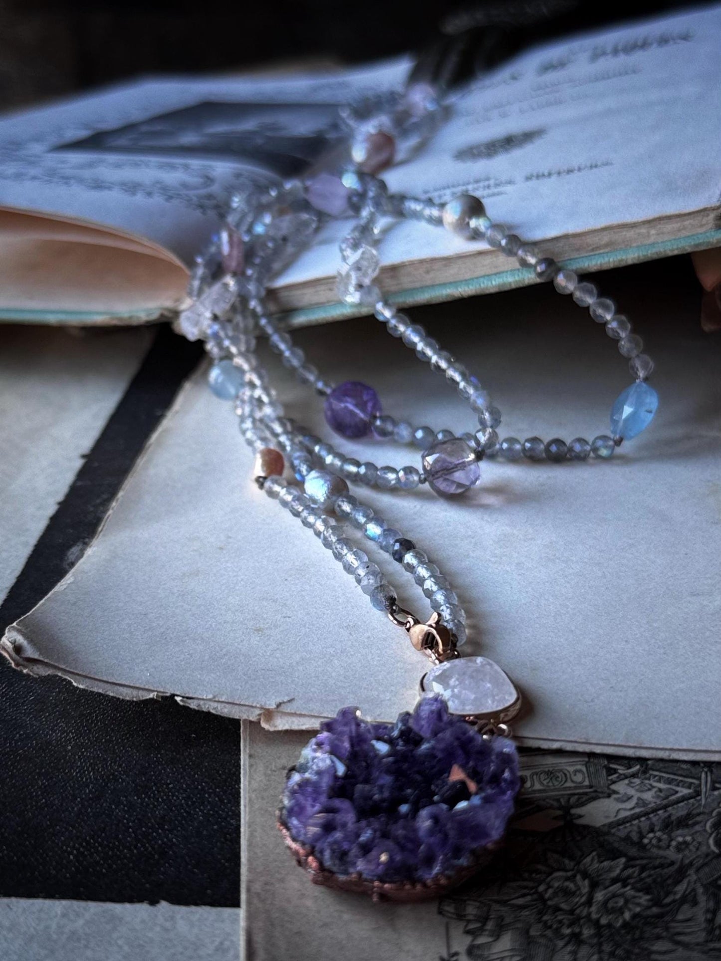 Lunga collana con pietre preziose e ciondolo ametista