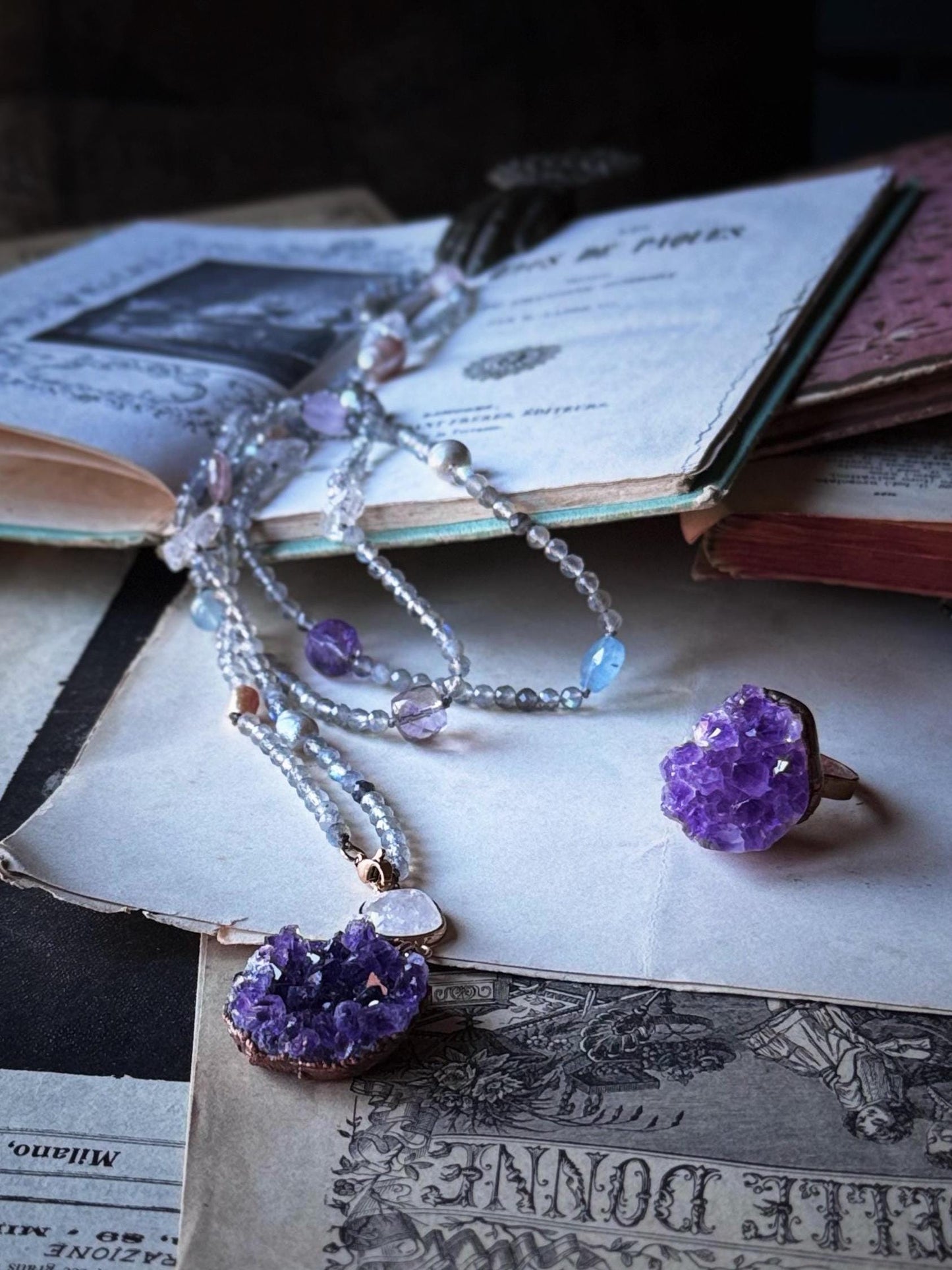 Lunga collana con pietre preziose e ciondolo ametista