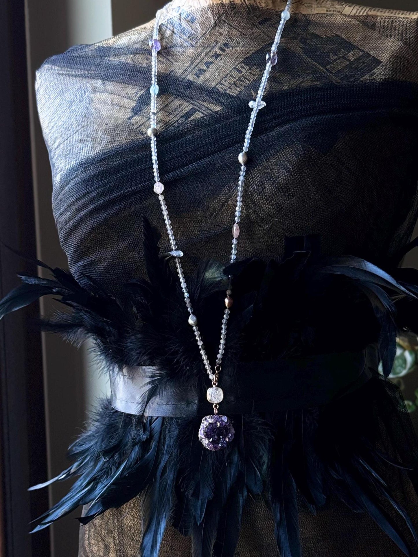 Lunga collana con pietre preziose e ciondolo ametista