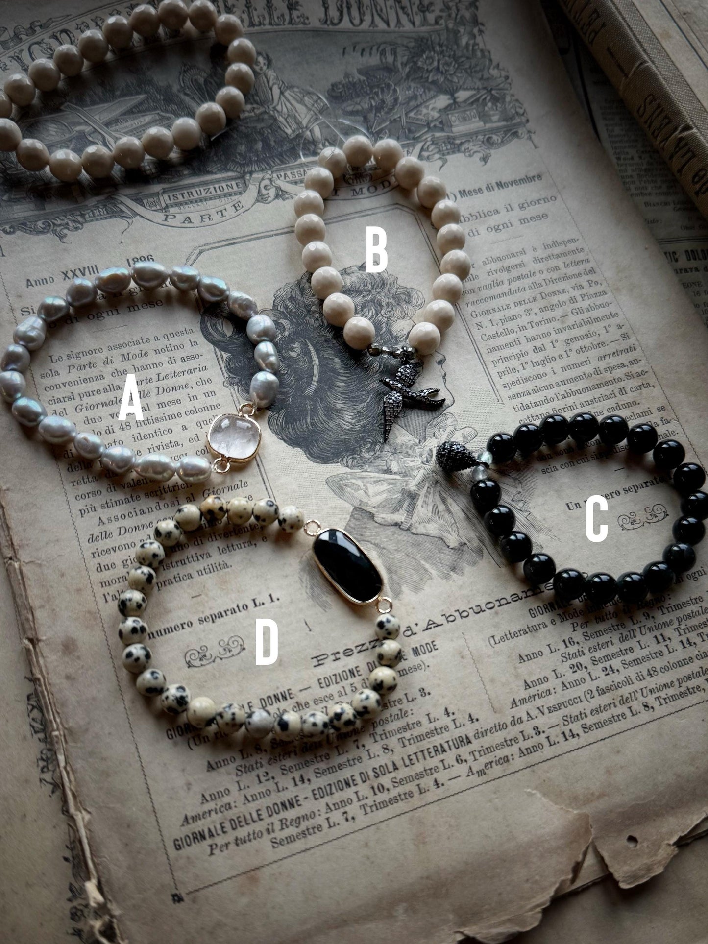 Bracciale elastico con perle e pietre naturali e ciondoli