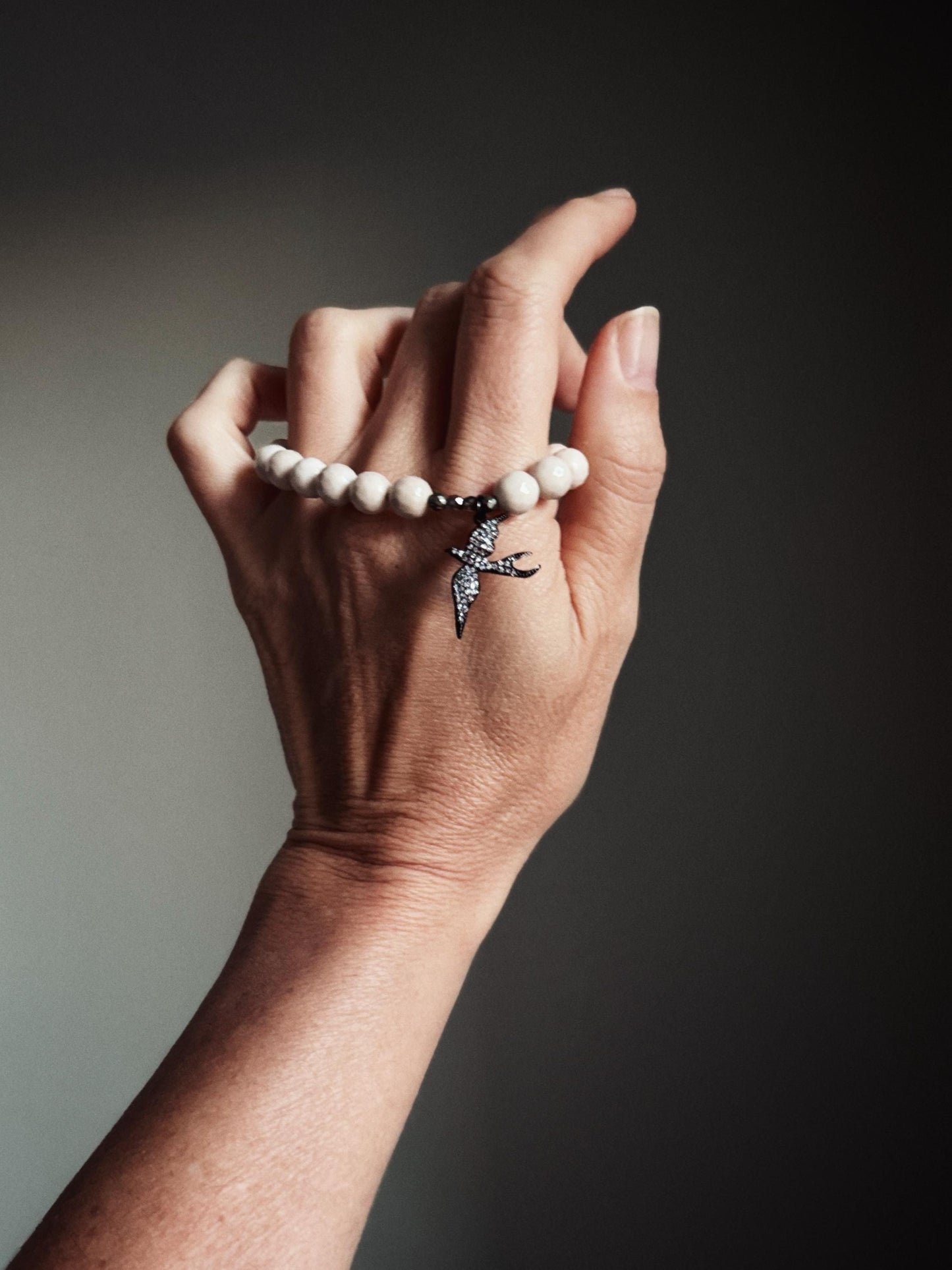 Bracciale elastico con perle e pietre naturali e ciondoli