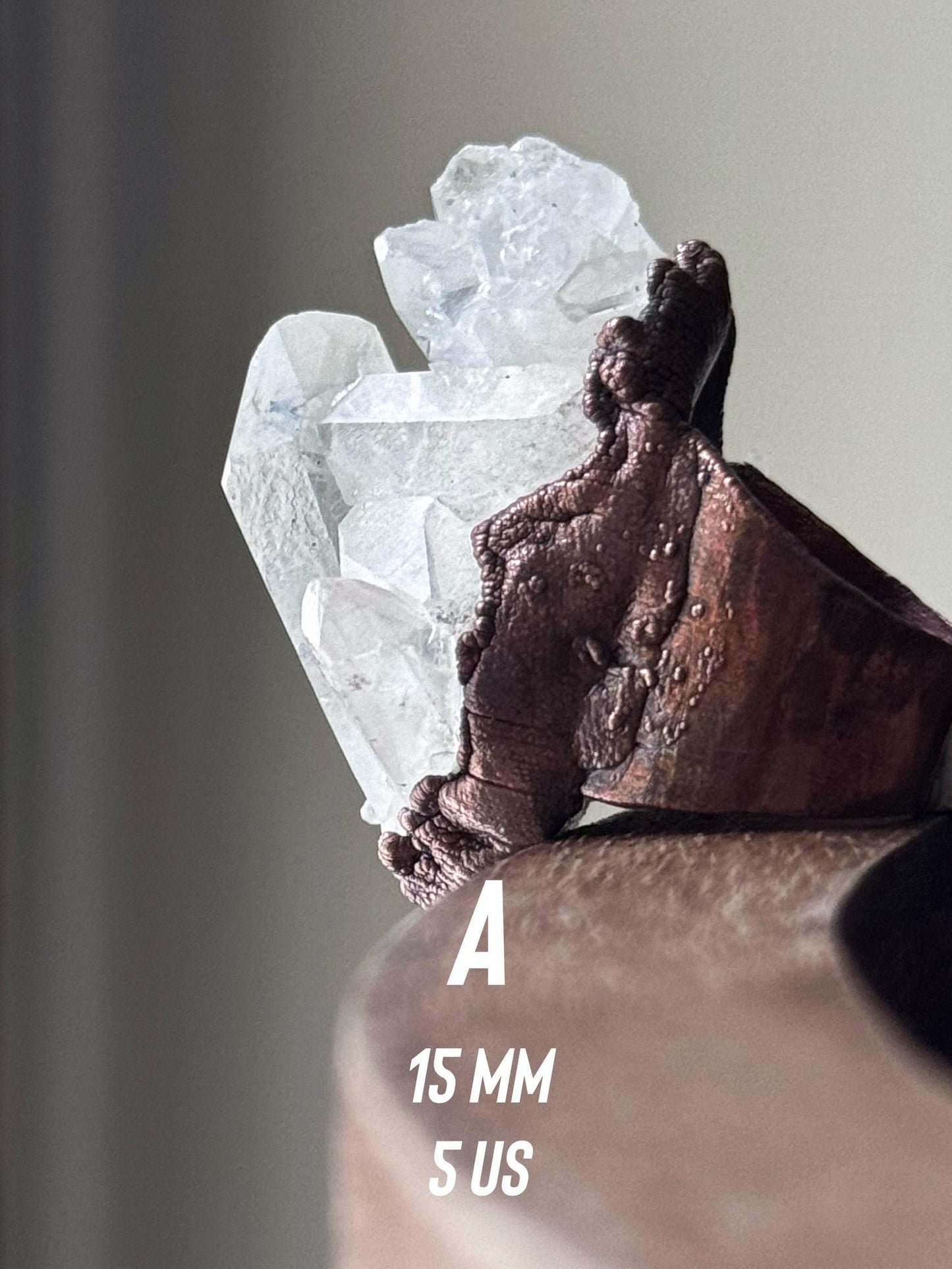 Anello in rame con cluster di quarzo