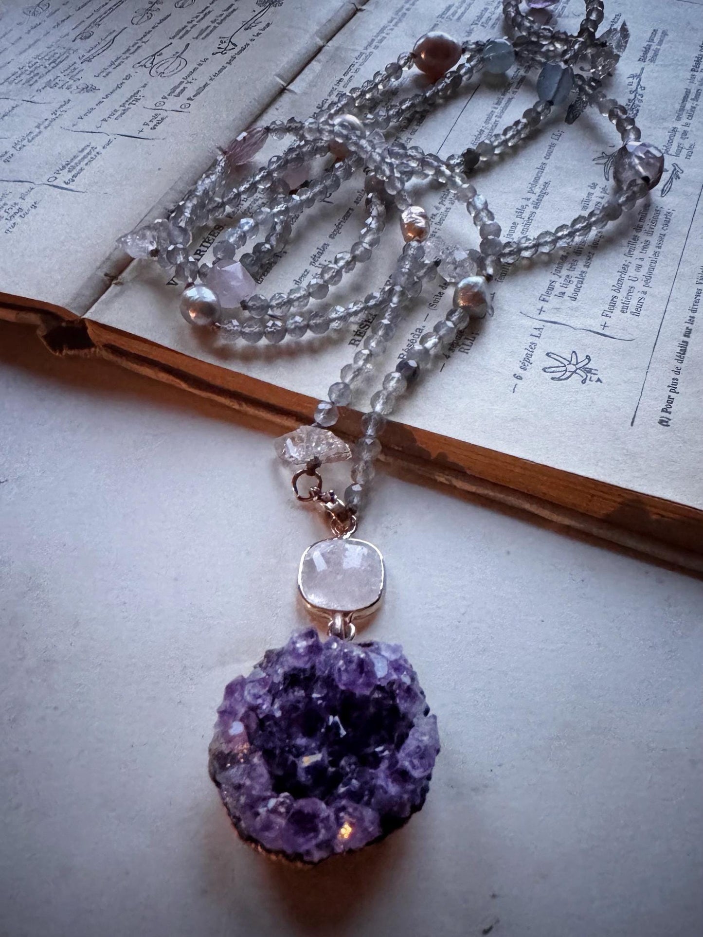 Lunga collana con pietre preziose e ciondolo ametista
