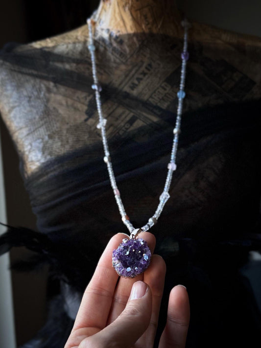 Lunga collana con pietre preziose e ciondolo ametista