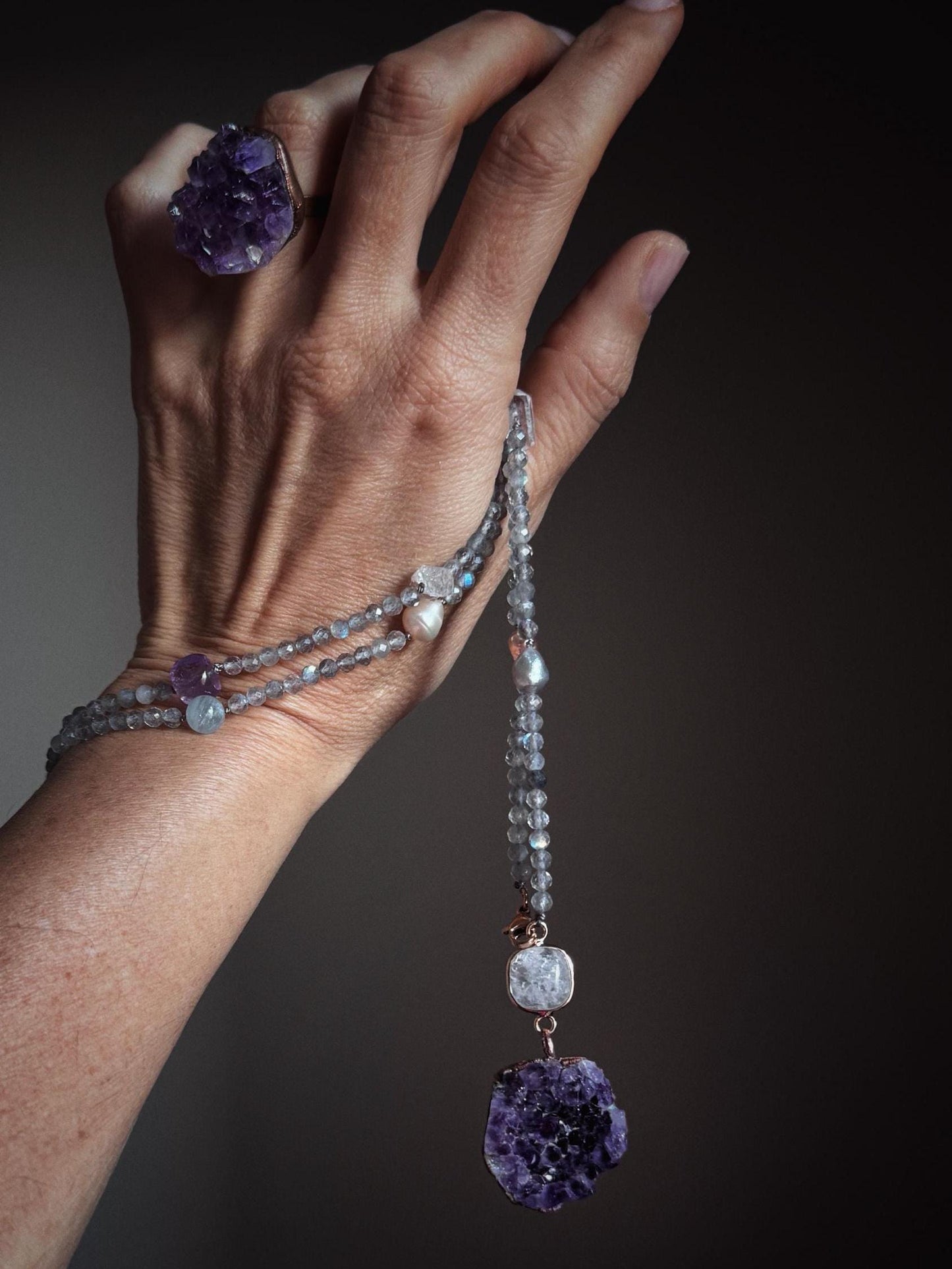Lunga collana con pietre preziose e ciondolo ametista