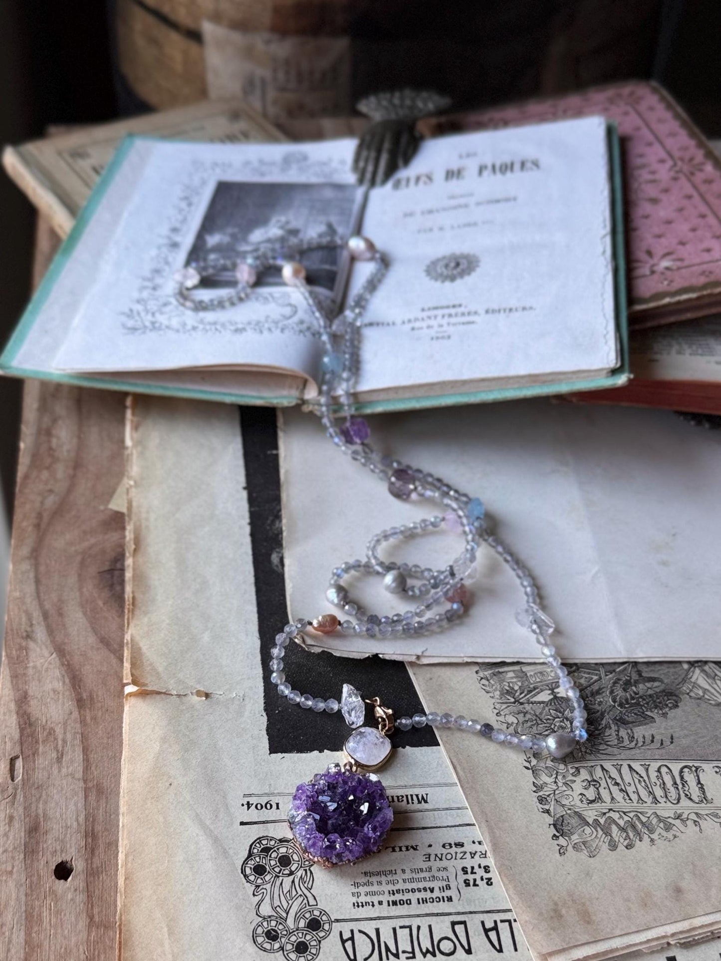 Lunga collana con pietre preziose e ciondolo ametista