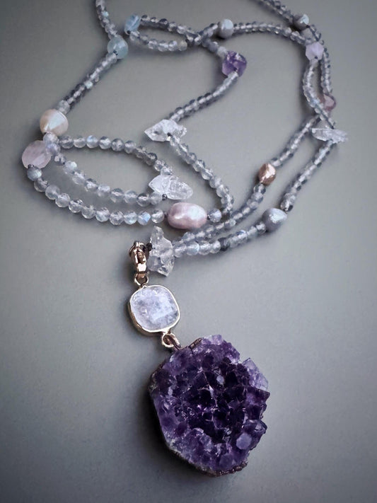 Lunga collana con pietre preziose e ciondolo ametista