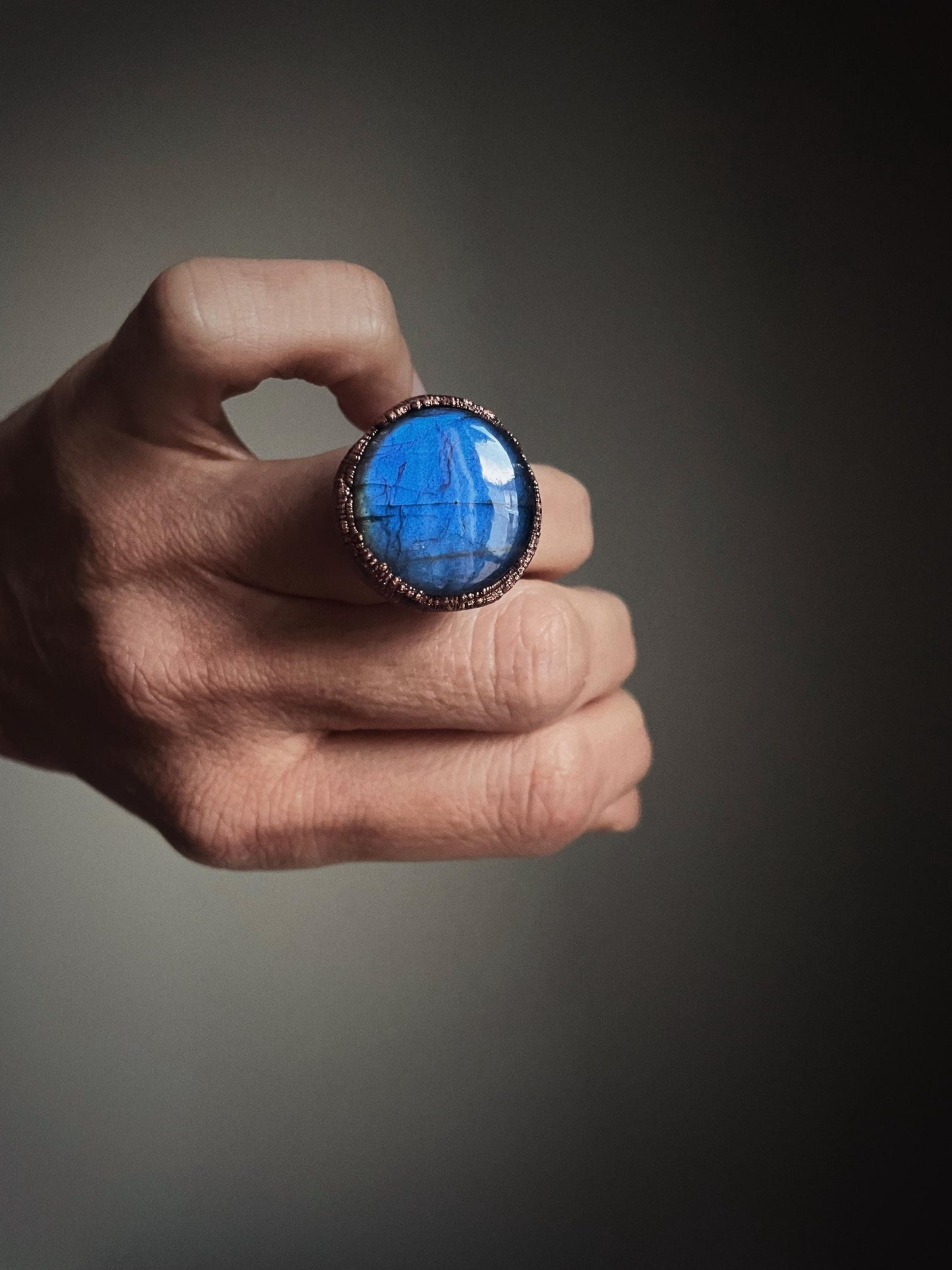Anello con Labradorite blu