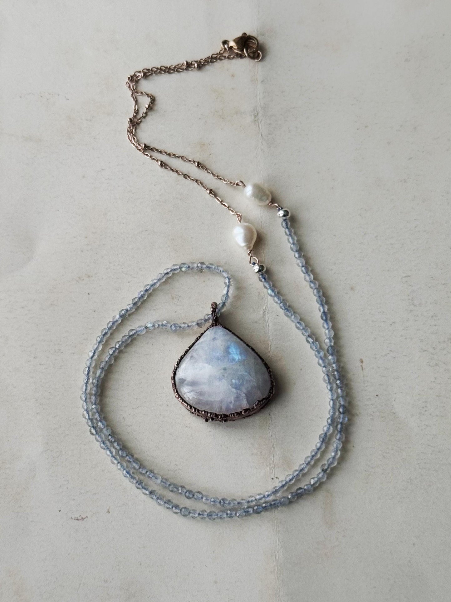 Collana sottile con goccia di labradorite bianca