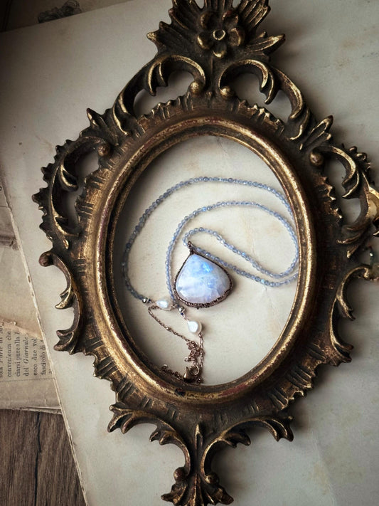 Collana sottile con goccia di labradorite bianca