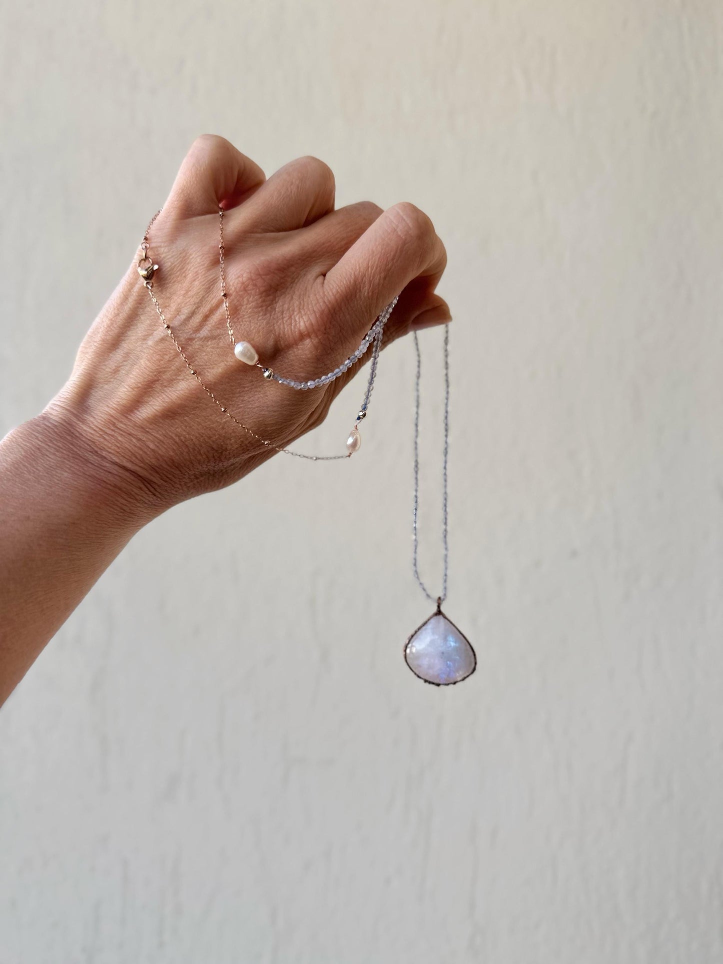Collana sottile con goccia di labradorite bianca