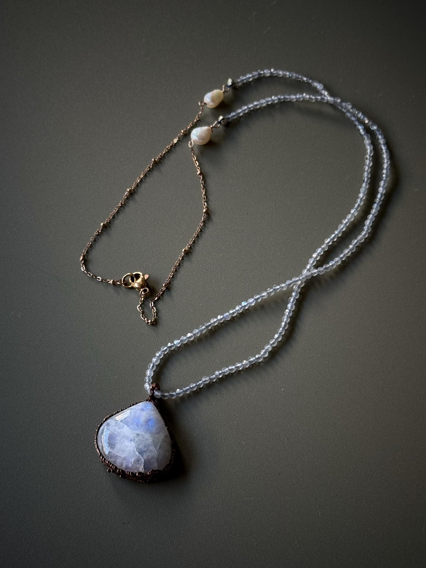 Collana sottile con goccia di labradorite bianca