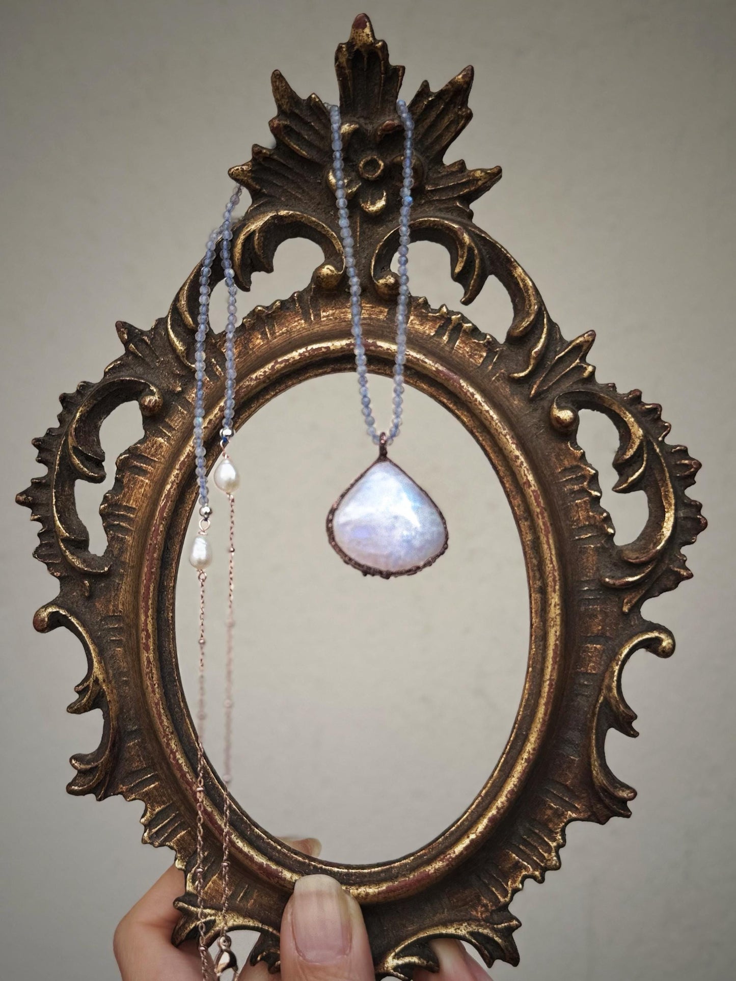 Collana sottile con goccia di labradorite bianca