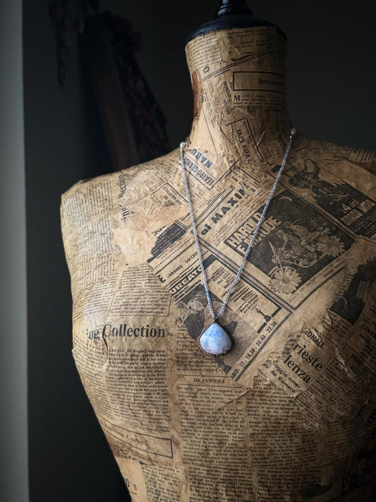 Collana sottile con goccia di labradorite bianca