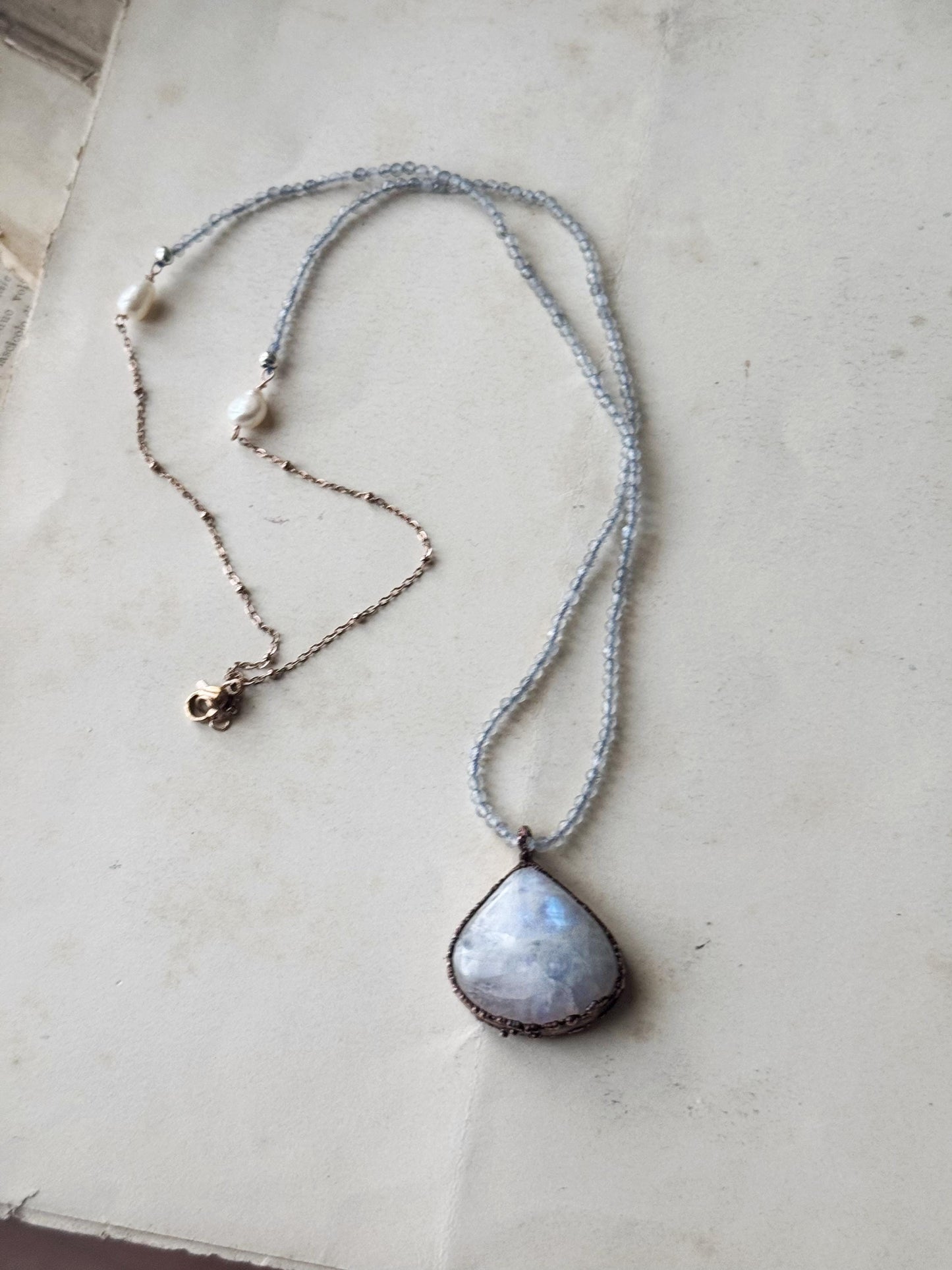 Collana sottile con goccia di labradorite bianca