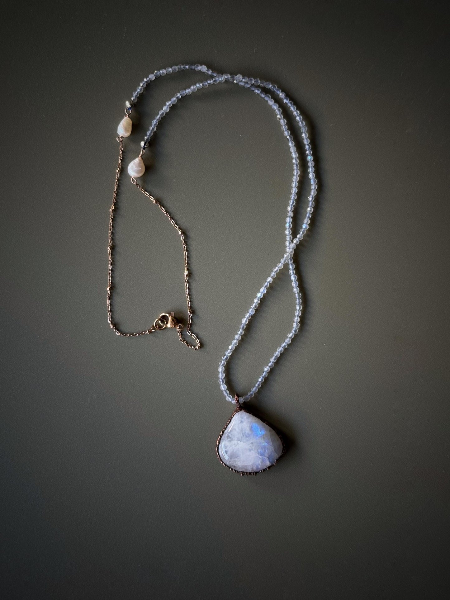 Collana sottile con goccia di labradorite bianca