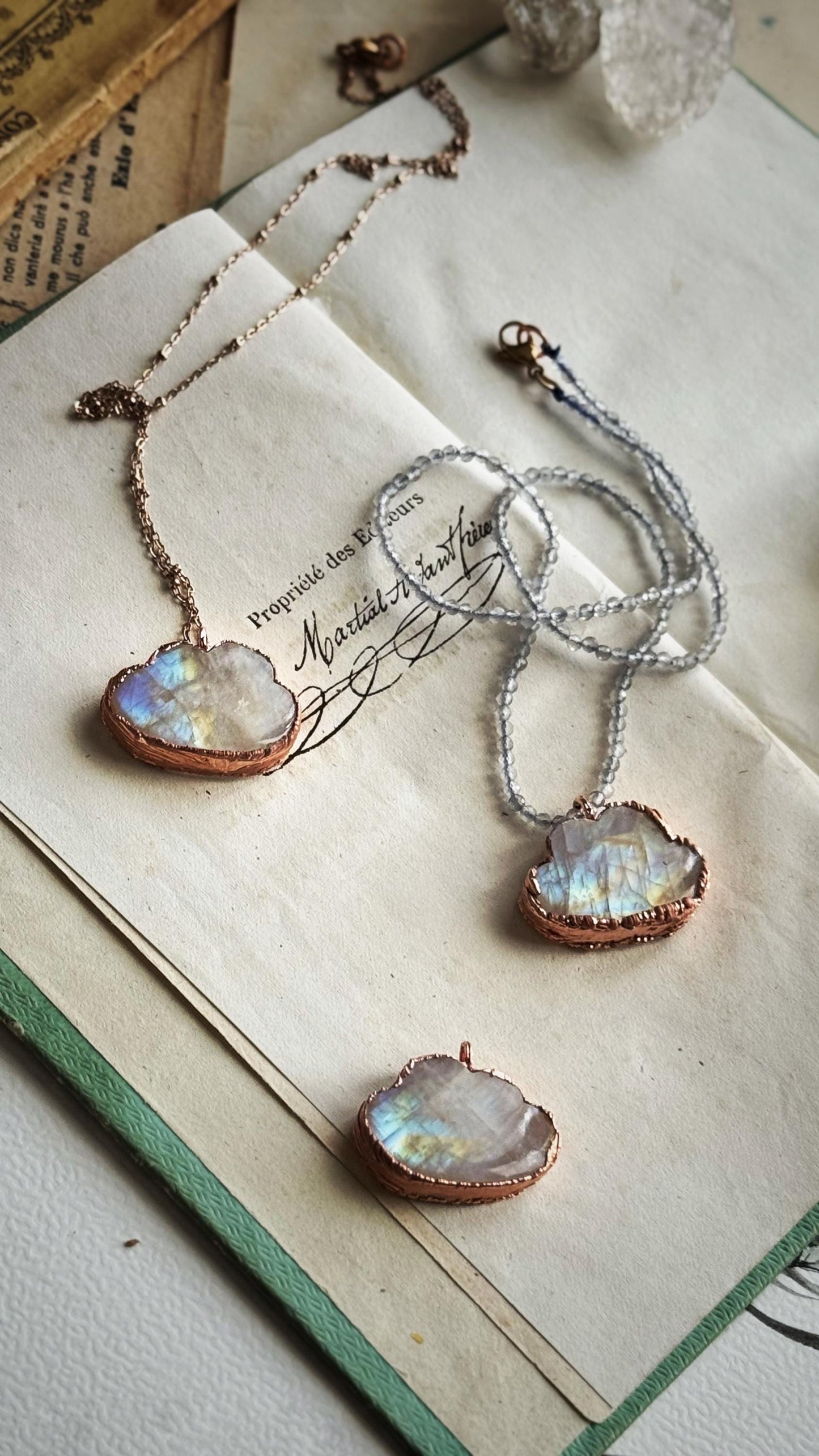 Collana con nuvola di labradorite bianca