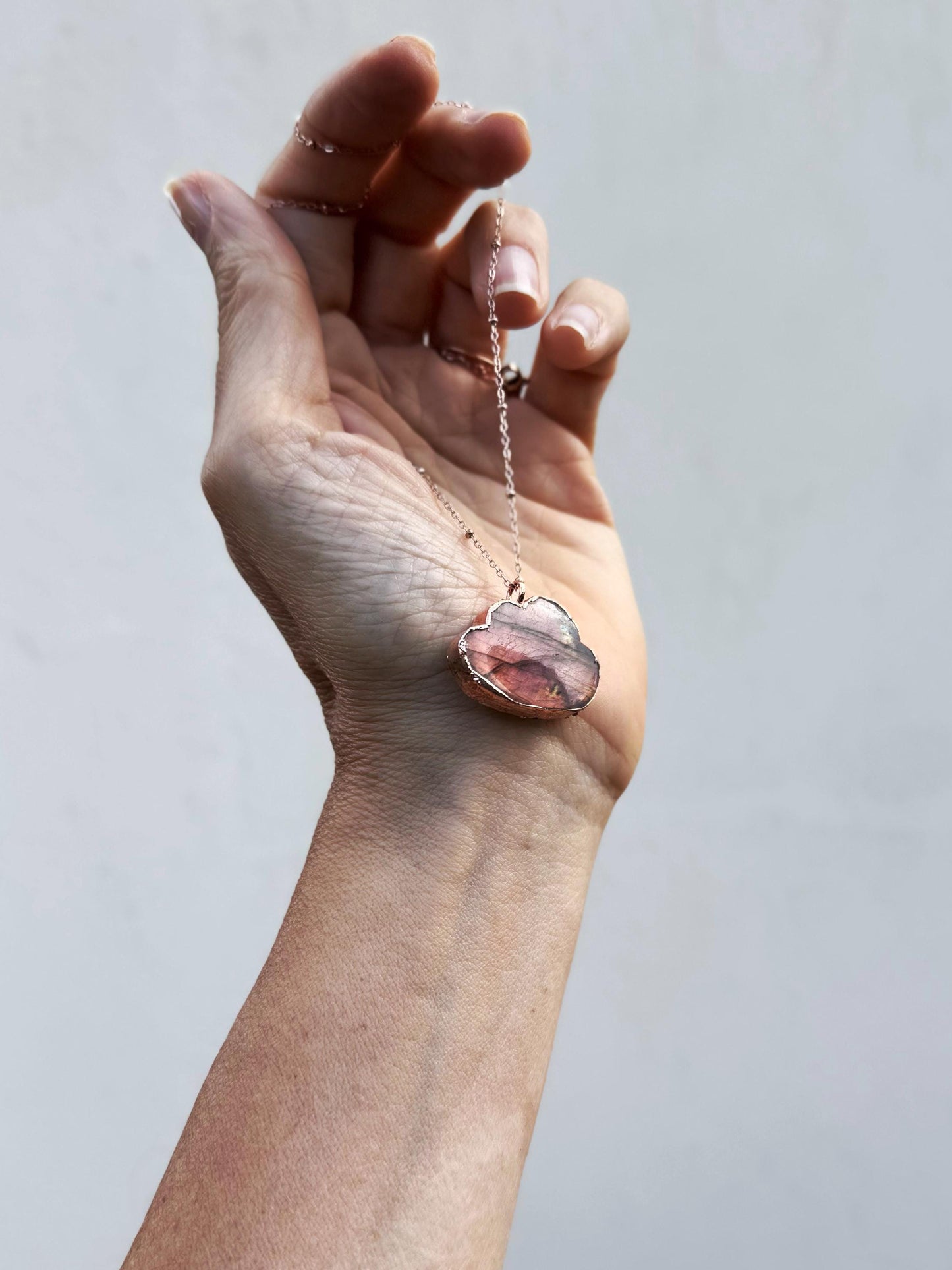 Collana sottile con nuvola di labradorite viola