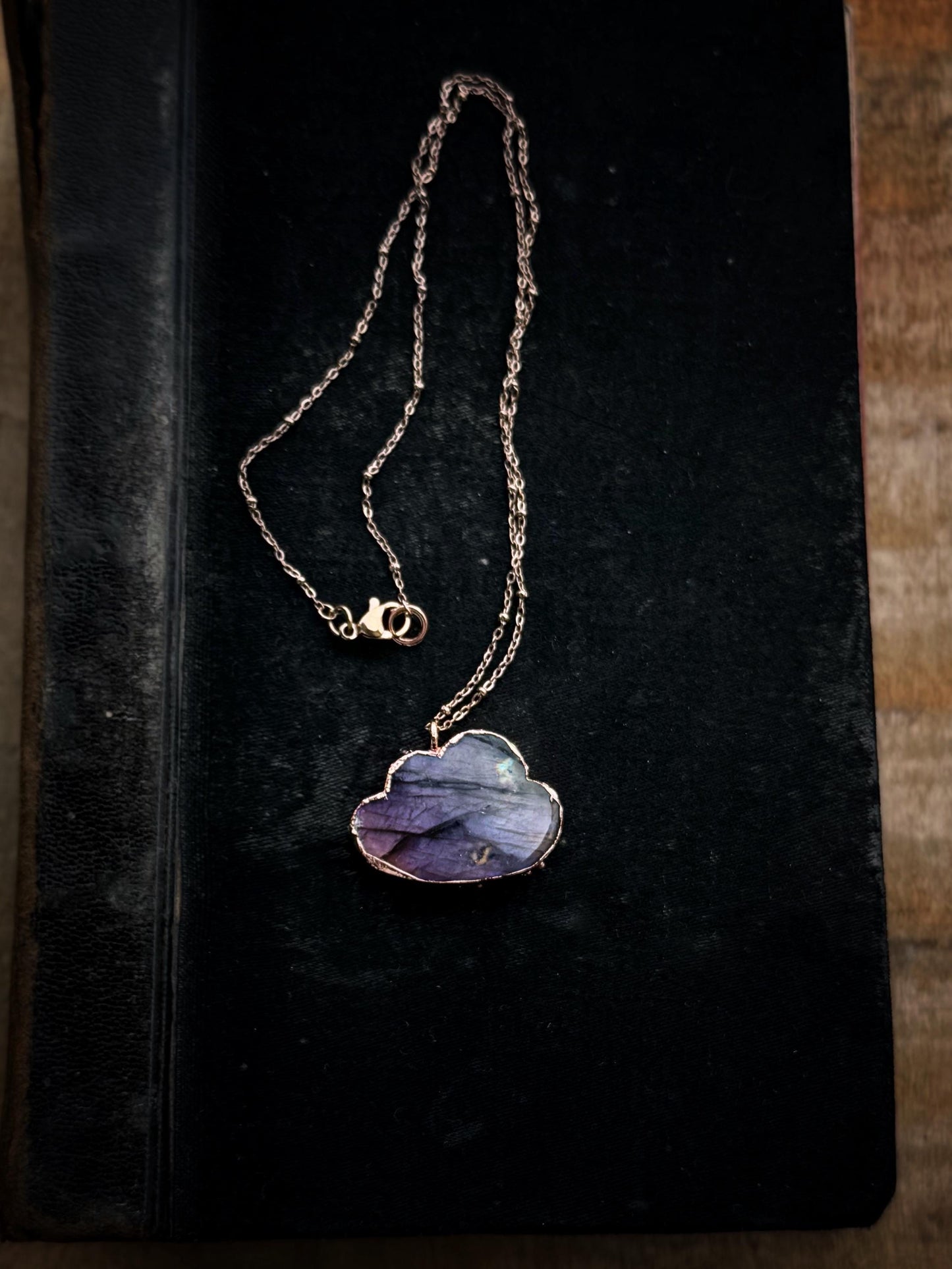 Collana sottile con nuvola di labradorite viola