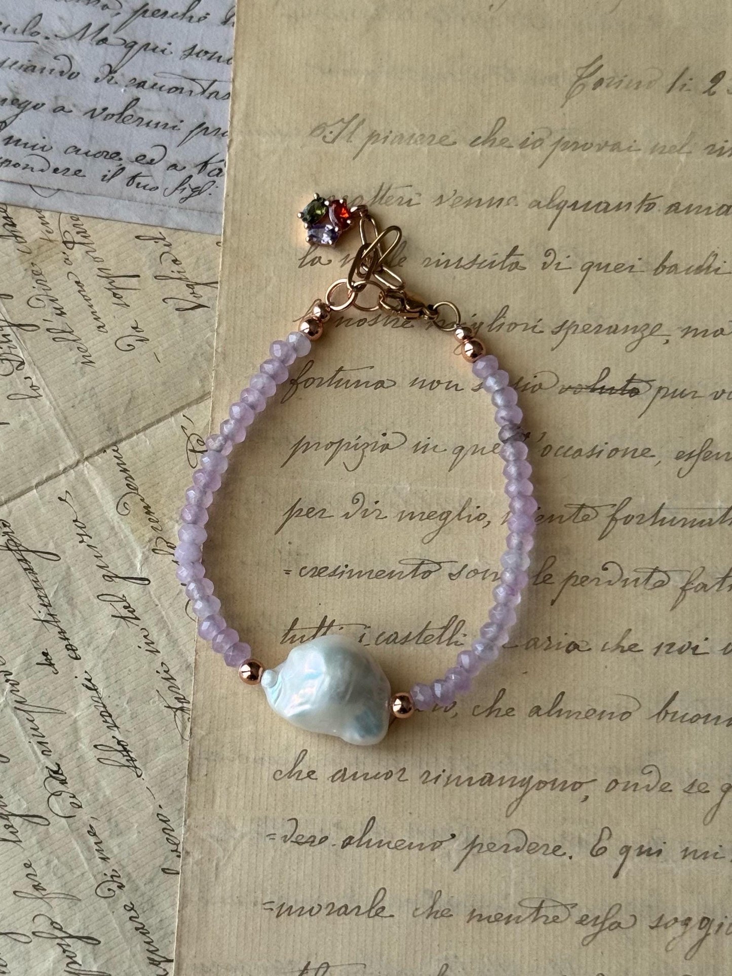 Bracciale con perla barocca in 5 colori e ciondolo finale.