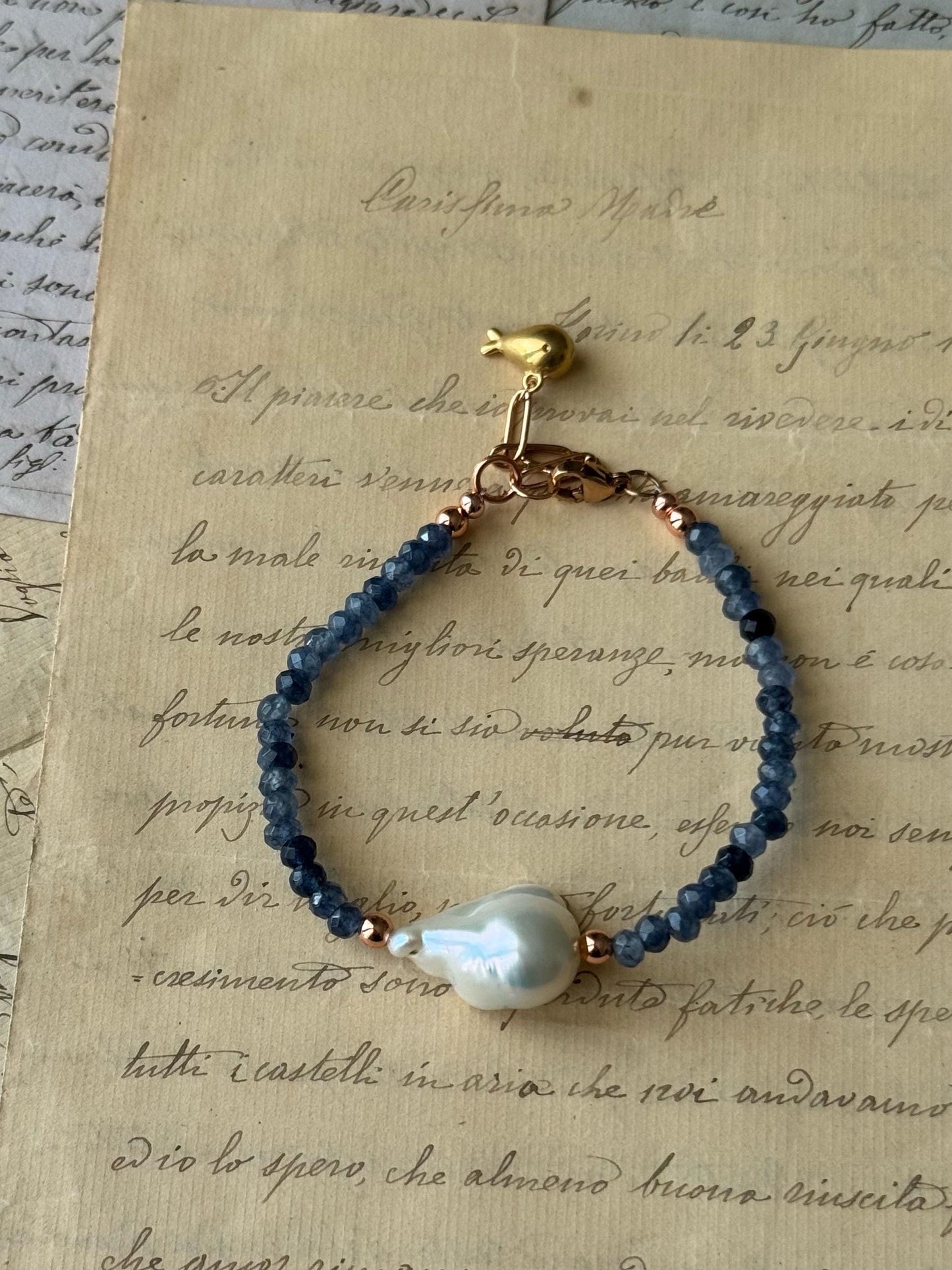 Bracciale con perla barocca in 5 colori e ciondolo finale.